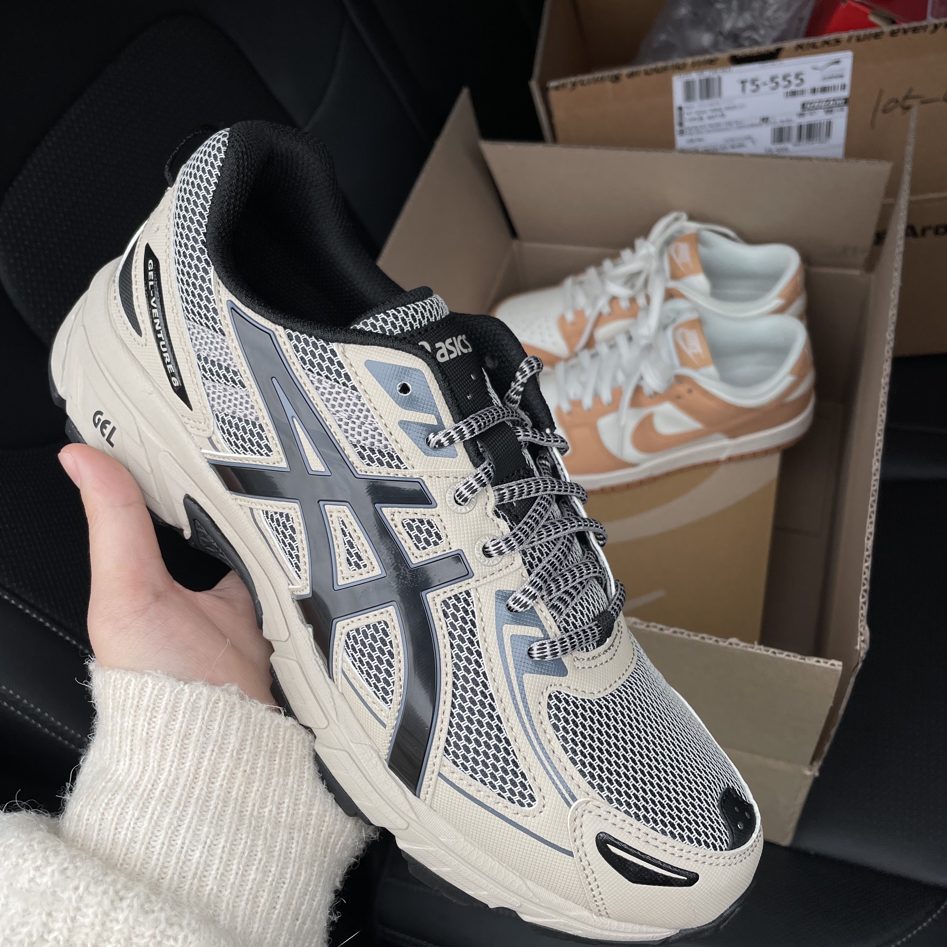 Asics Gel-Venture 6 Feather Grey Black, (W) Nike Dunk Low Harvest Moon 착용 스타일