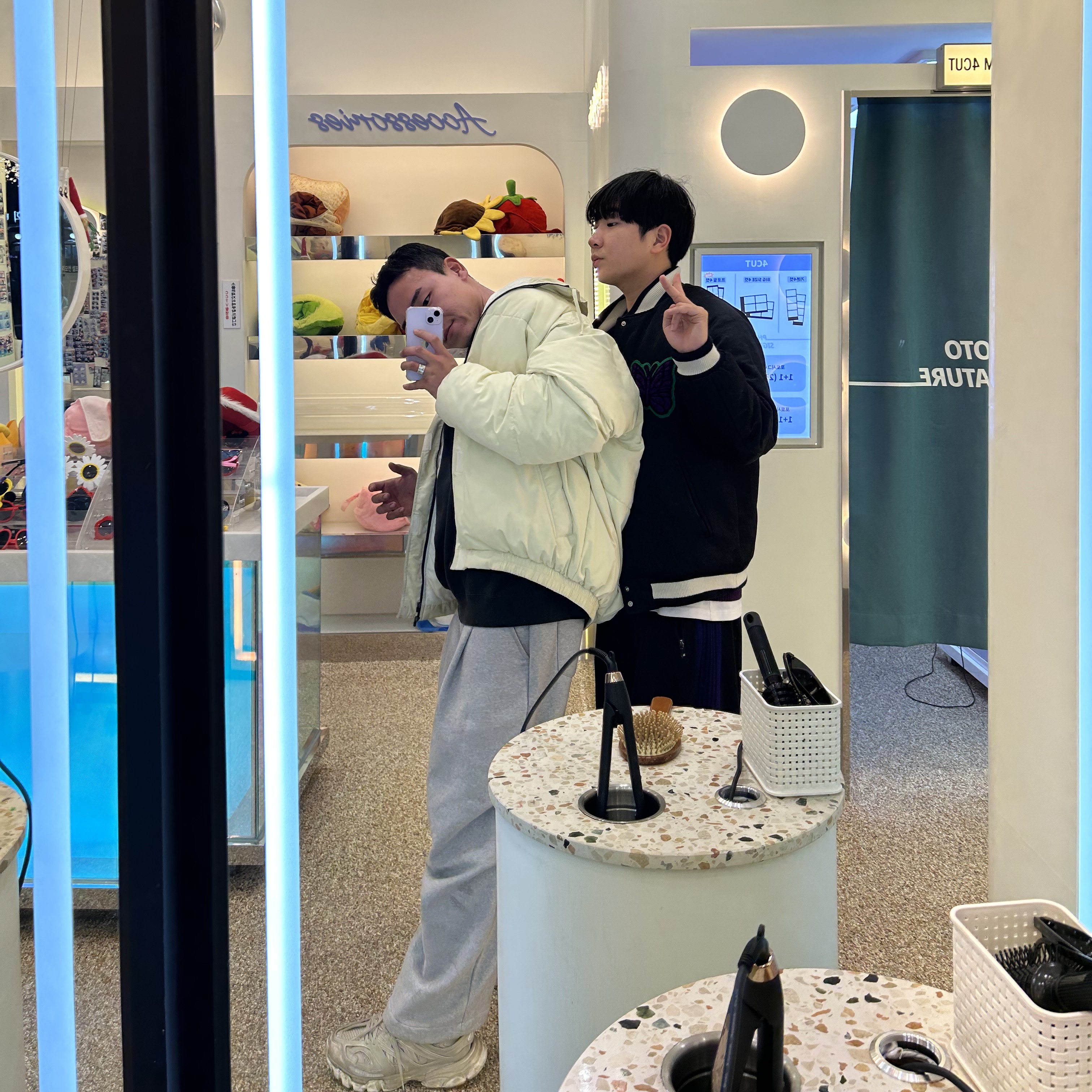 Balenciaga Track Sneakers Faded Beige, Essentials Pull-Over Crewneck Sweatshirt Black - 21SS 착용 스타일 - 1