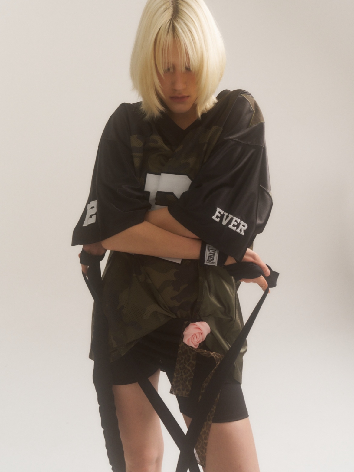 2000Archives Football T-Shirt Black Camo 착용 스타일