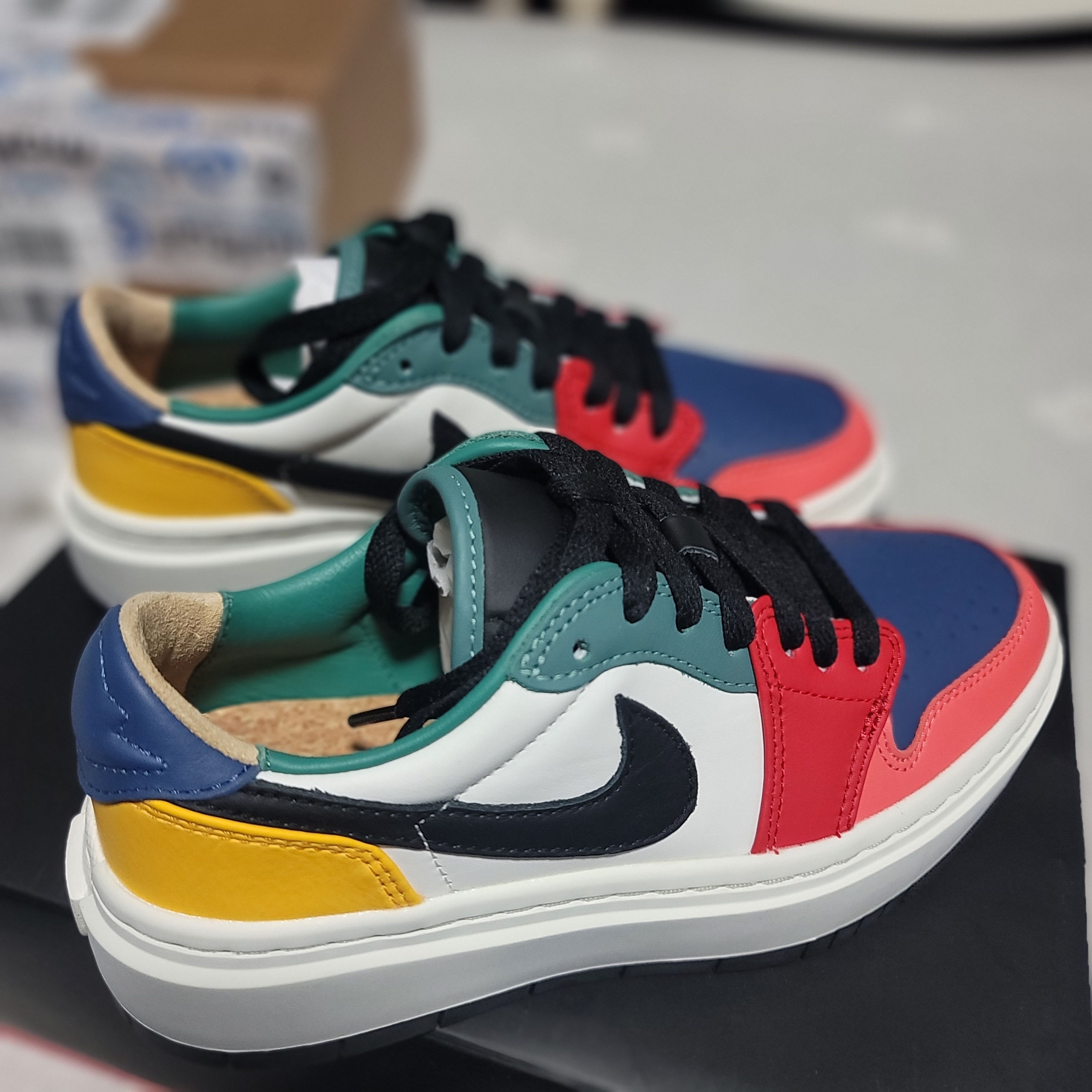 (W) Jordan 1 Elevate Low SE Fire Red Taxi 착용 스타일 - 1