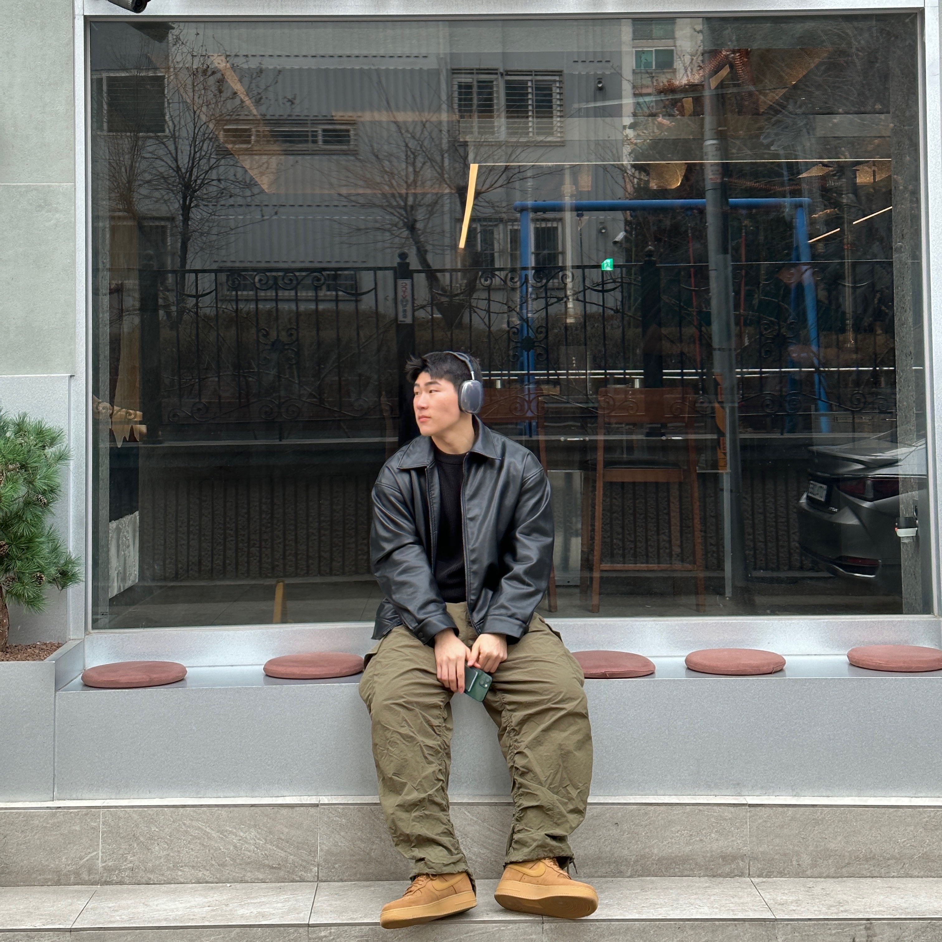 Nike Air Force 1 '07 WB Flax, Apple AirPods Max Lightning Space Gray (Korean Ver.) 착용 스타일 - 2