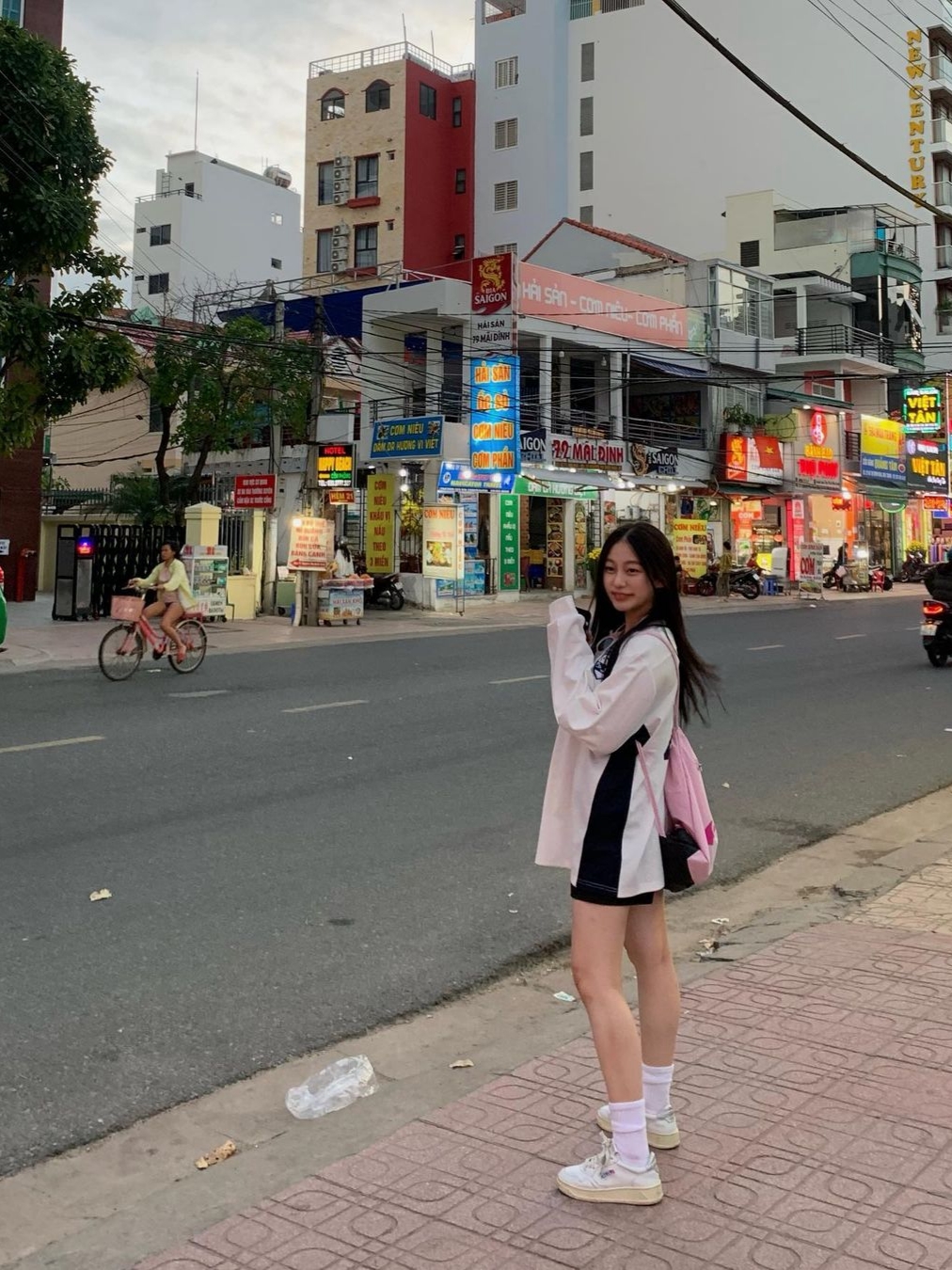 2000Archives Oversized Sporty T-Shirt White Pink 착용 스타일 - 1