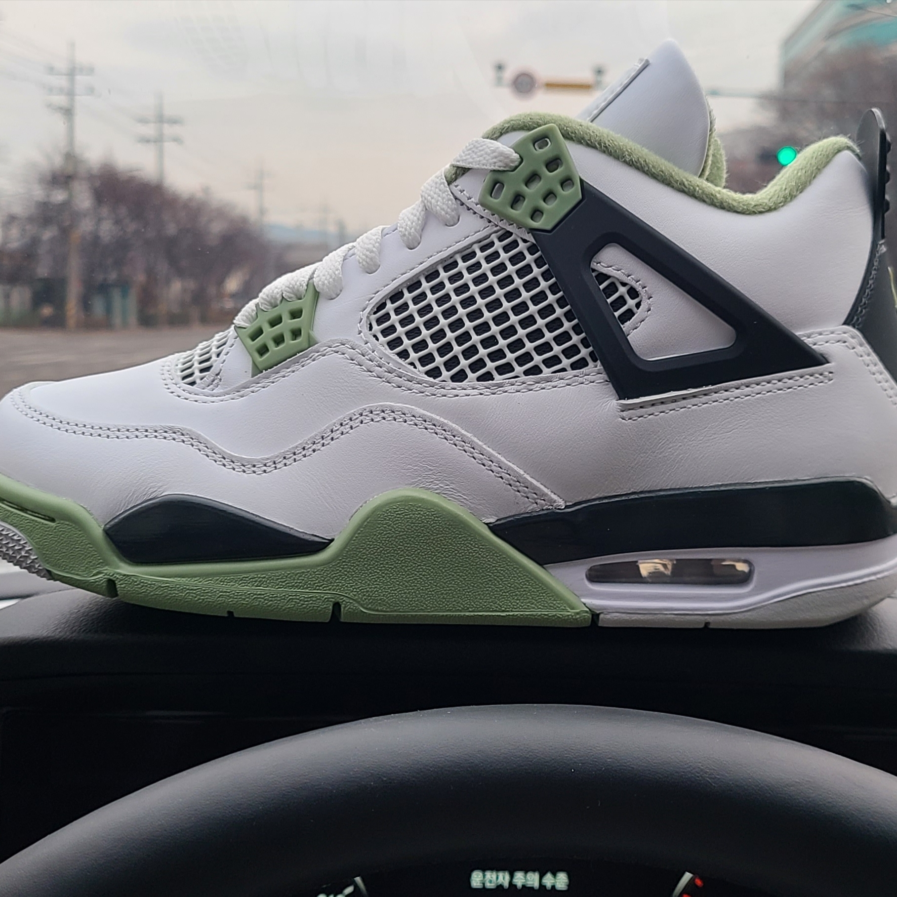 (W) Jordan 4 Retro Oil Green 착용 스타일
