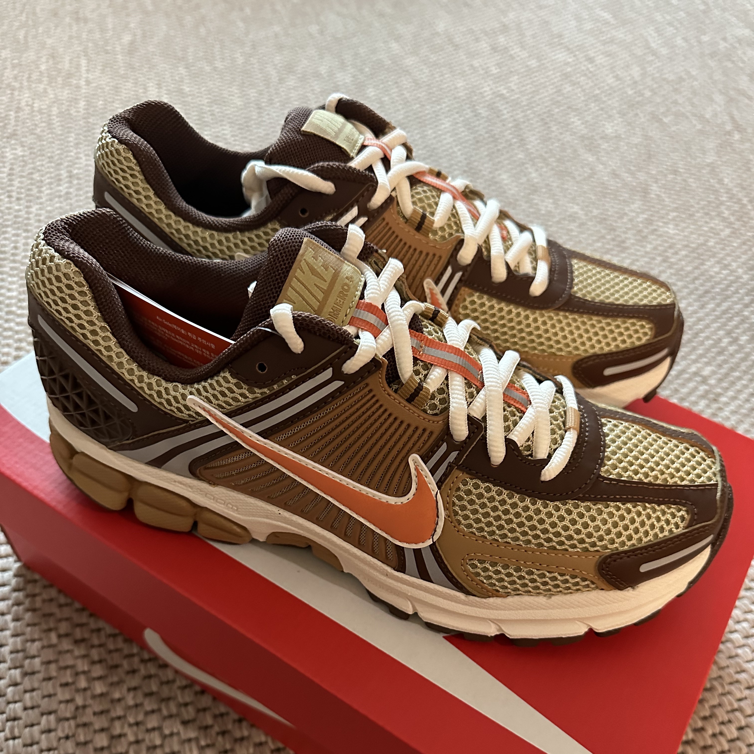 Nike Zoom Vomero 5 Wheat Grass and Cacao Wow 착용 스타일