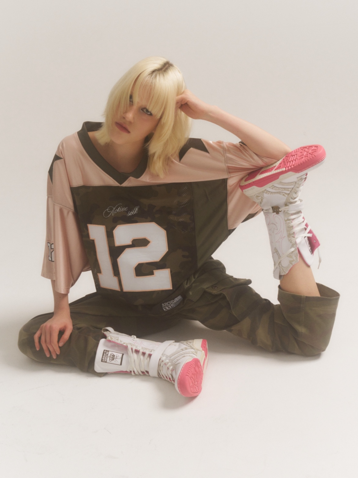 2000Archives Football T-Shirt Coral Camo 착용 스타일