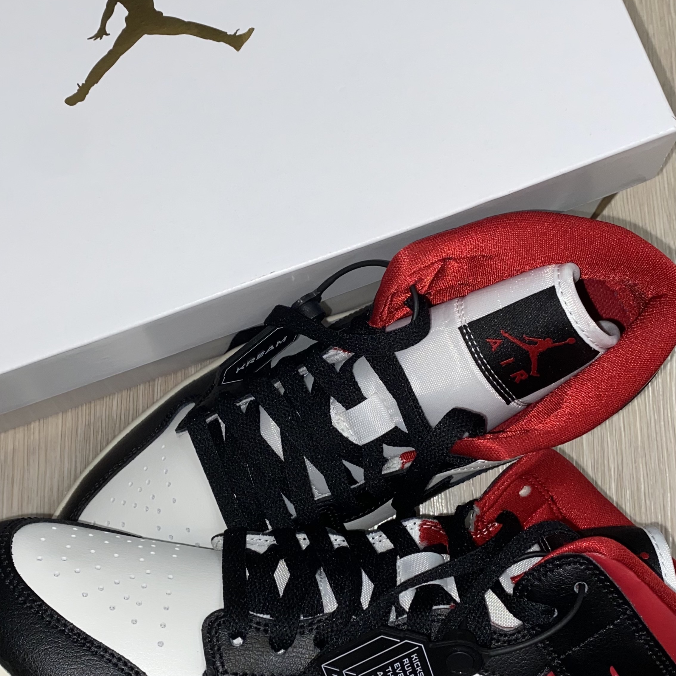 (W) Jordan 1 Mid Black Gym Red 착용 스타일 - 1