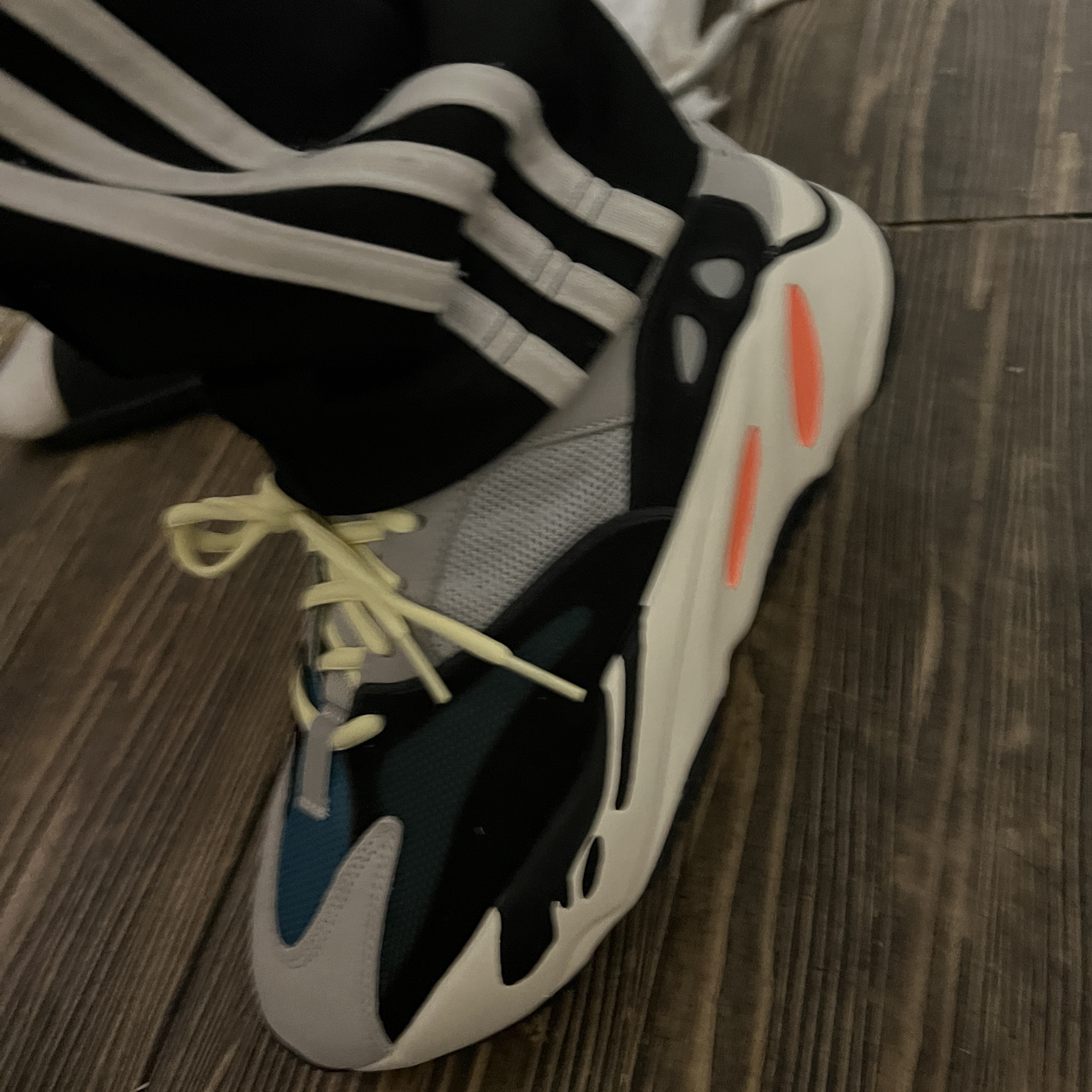 Adidas Yeezy Boost 700 Wave Runner Solid Grey 2021/2022 착용 스타일