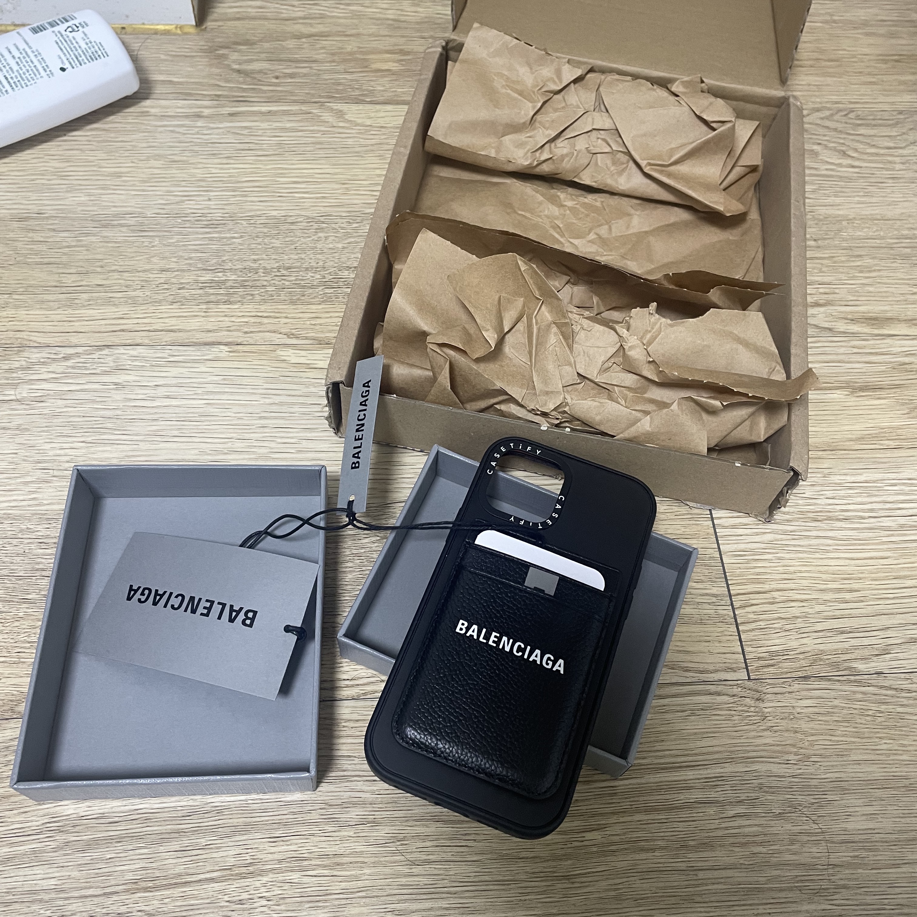 Balenciaga Grained Calfskin Cash Magnetic Card Holder Black White 착용 스타일