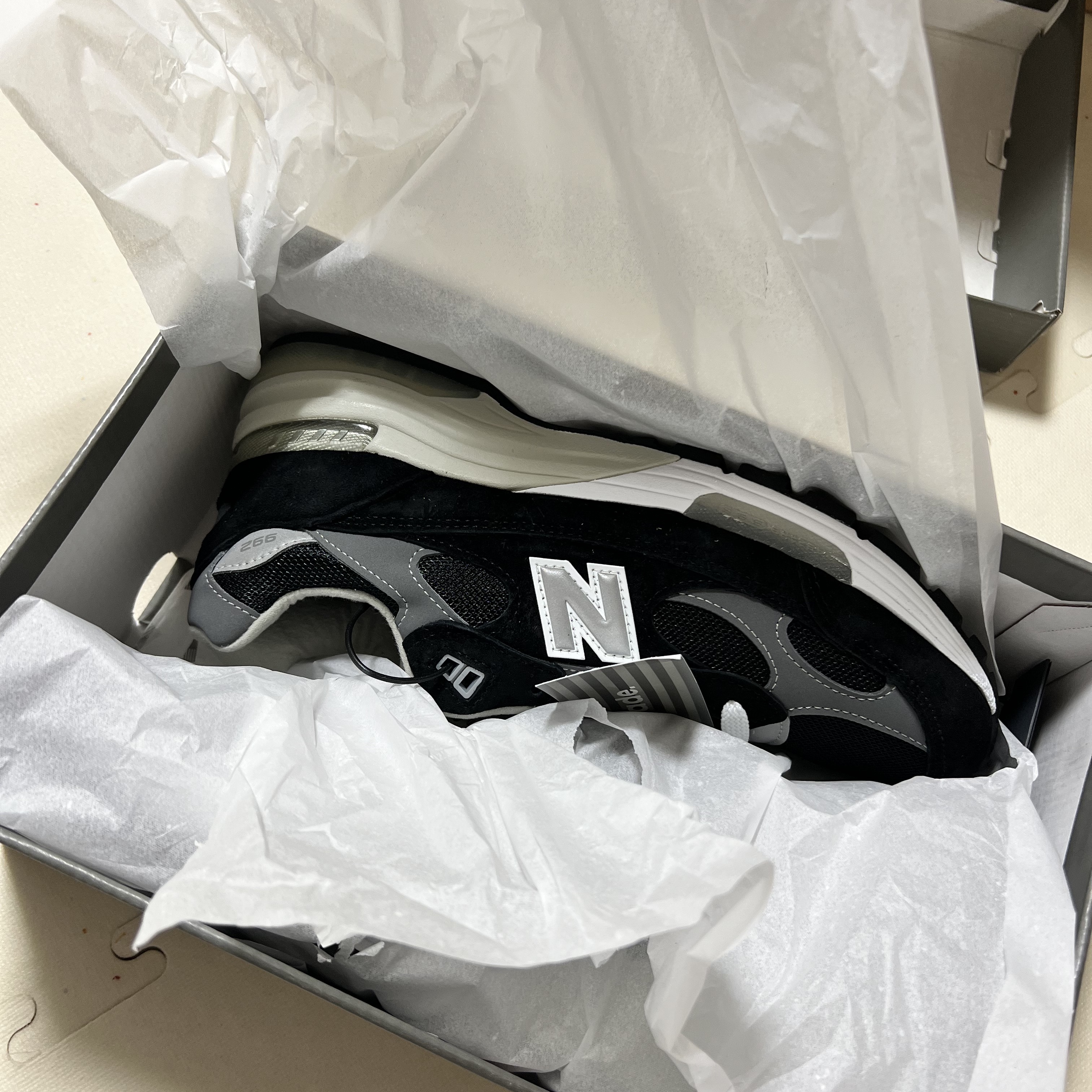 New Balance 992 Made in USA Black Grey 착용 스타일 - 3