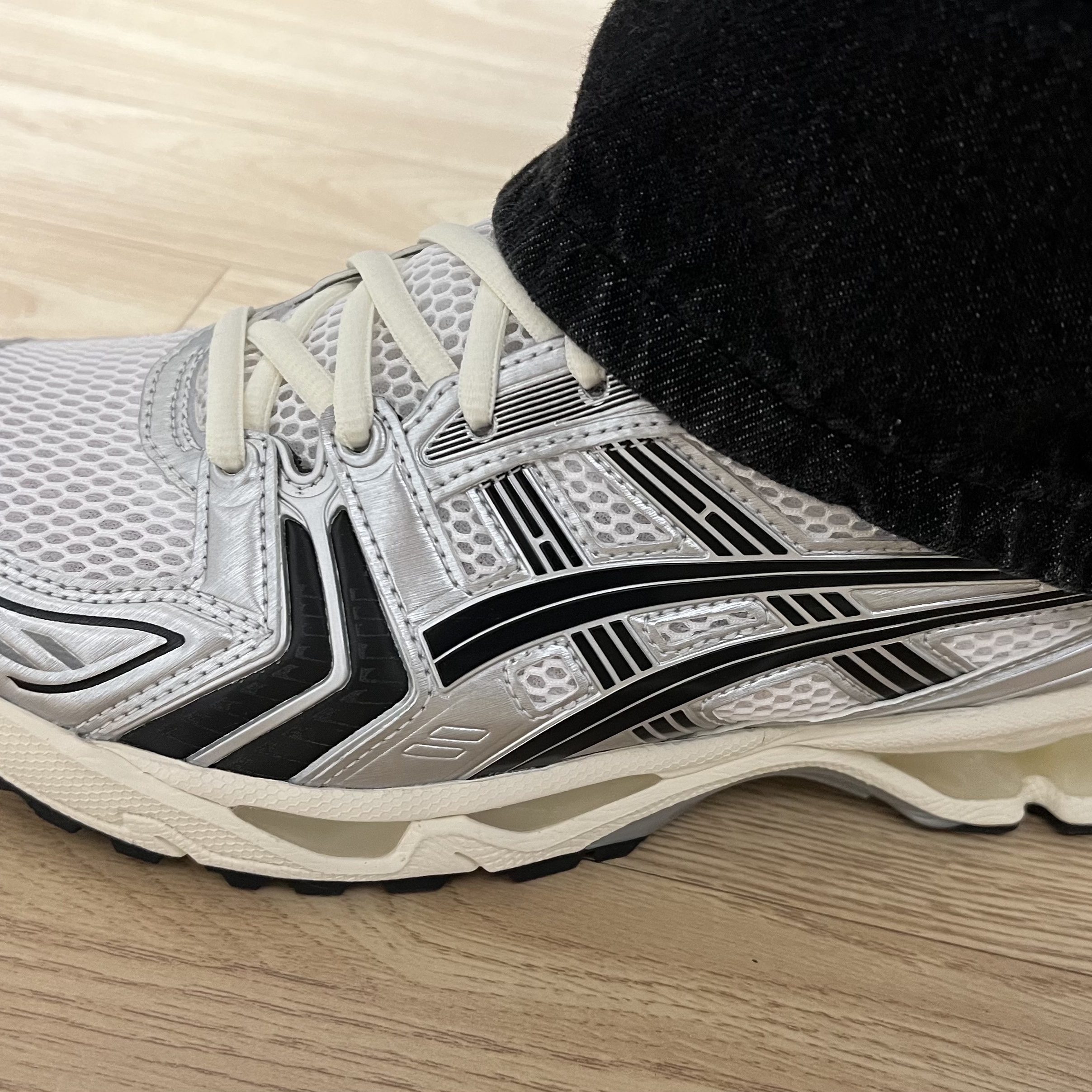 Asics x JJJJound Gel-Kayano 14 Silver Black 착용 스타일 - 2