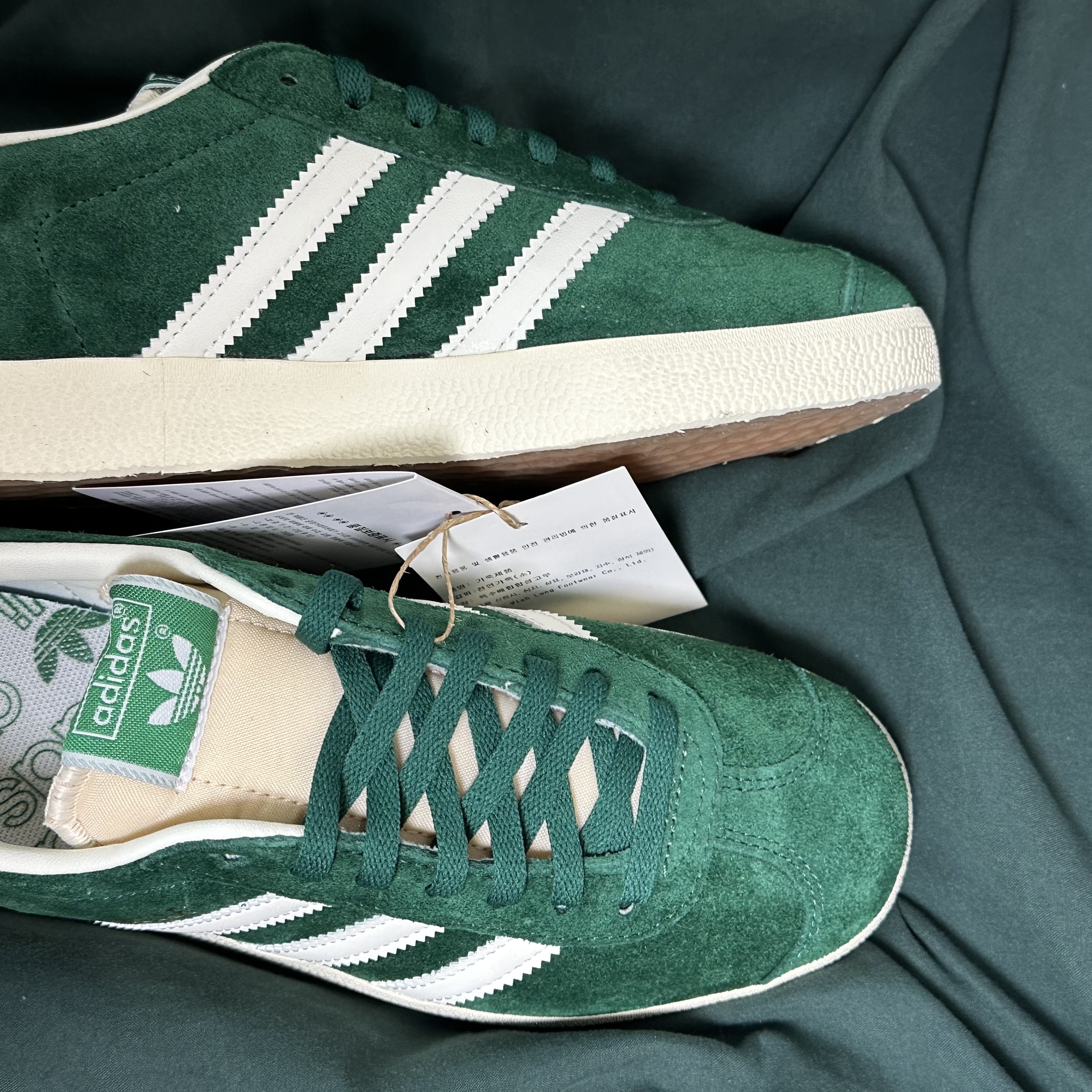 Adidas Gazelle Dark Green Cream White 착용 스타일 - 1