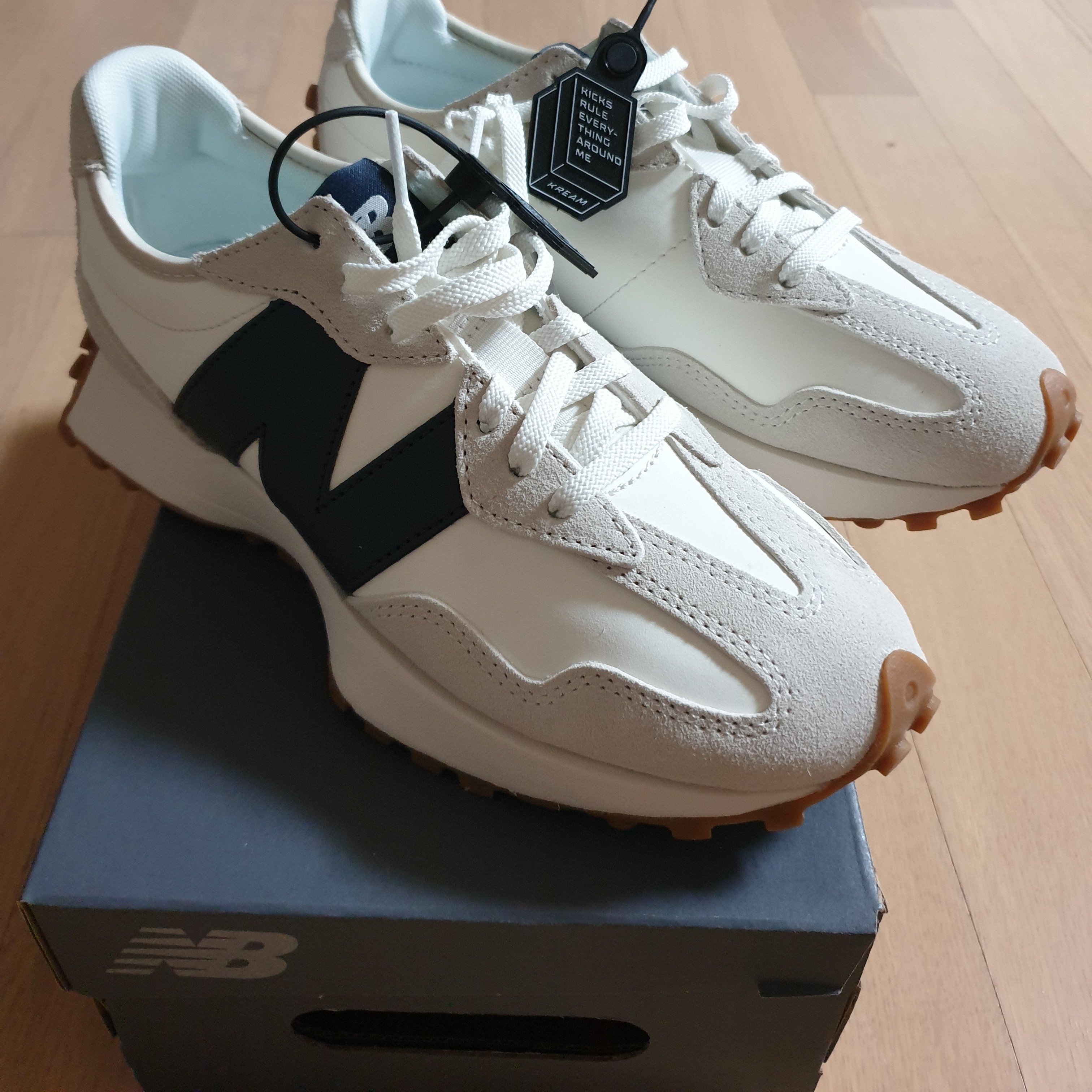 (W) New Balance 327 Beige Gum 착용 스타일