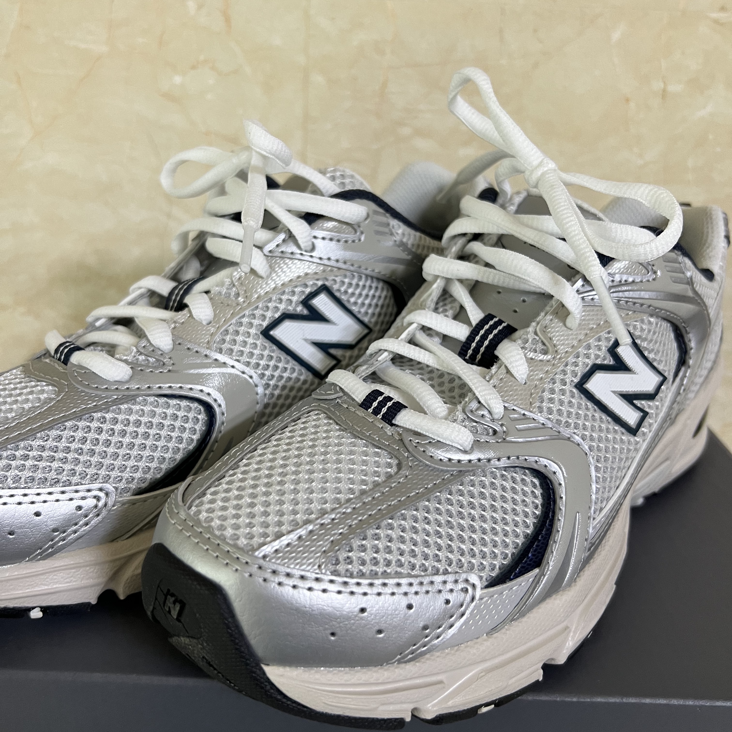 New Balance 530 Steel Grey 착용 스타일