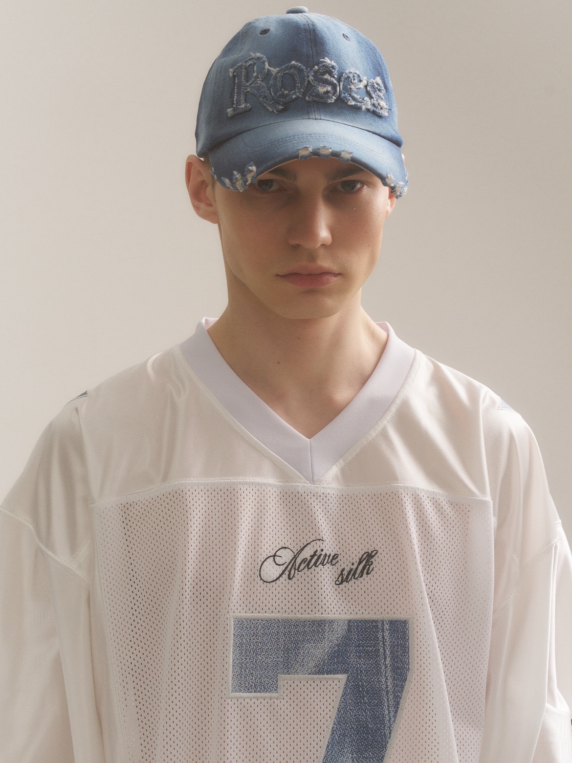 2000Archives Football T-Shirt Denim, 2000Archives Roses Denim Ball Cap 착용 스타일