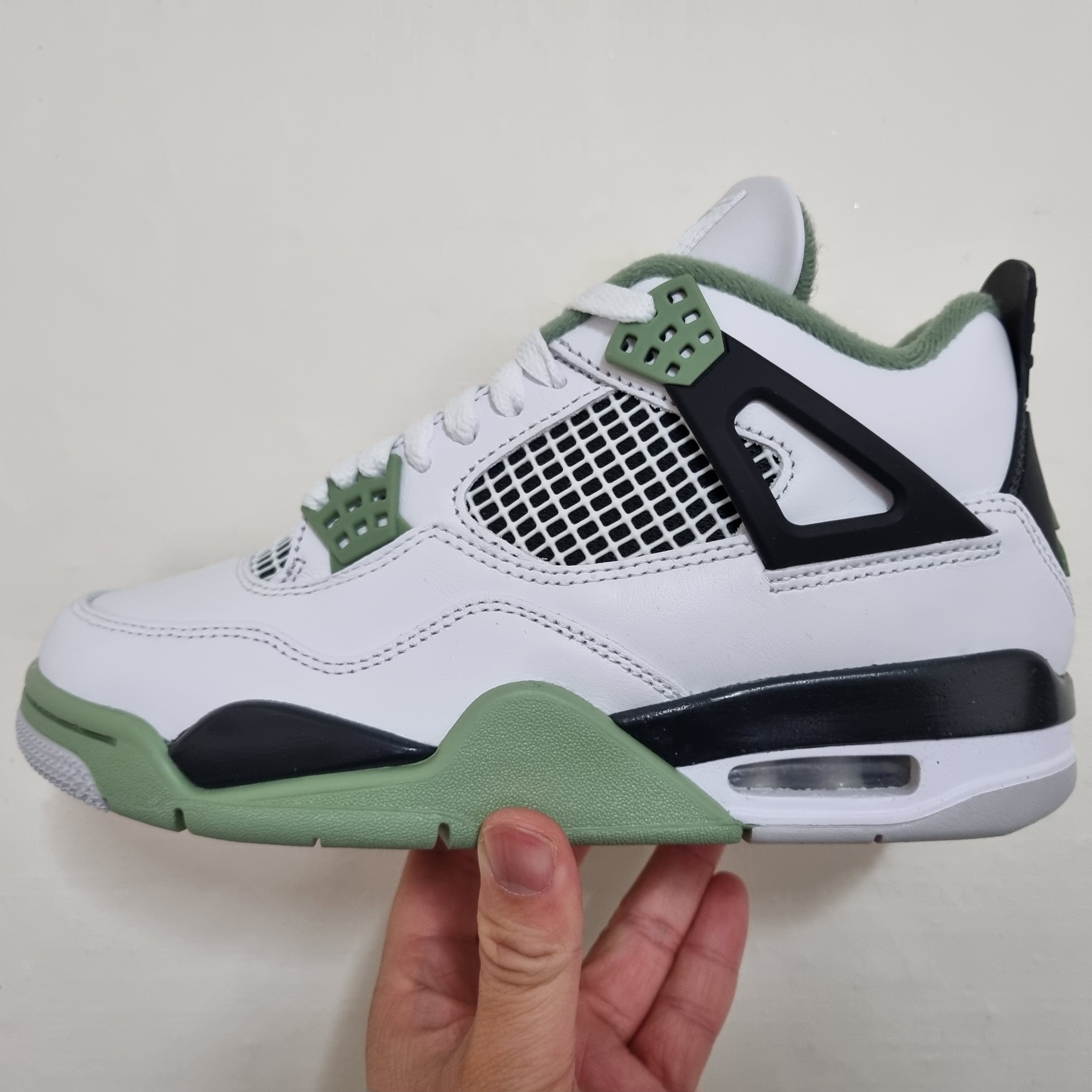 (W) Jordan 4 Retro Oil Green 착용 스타일 - 1
