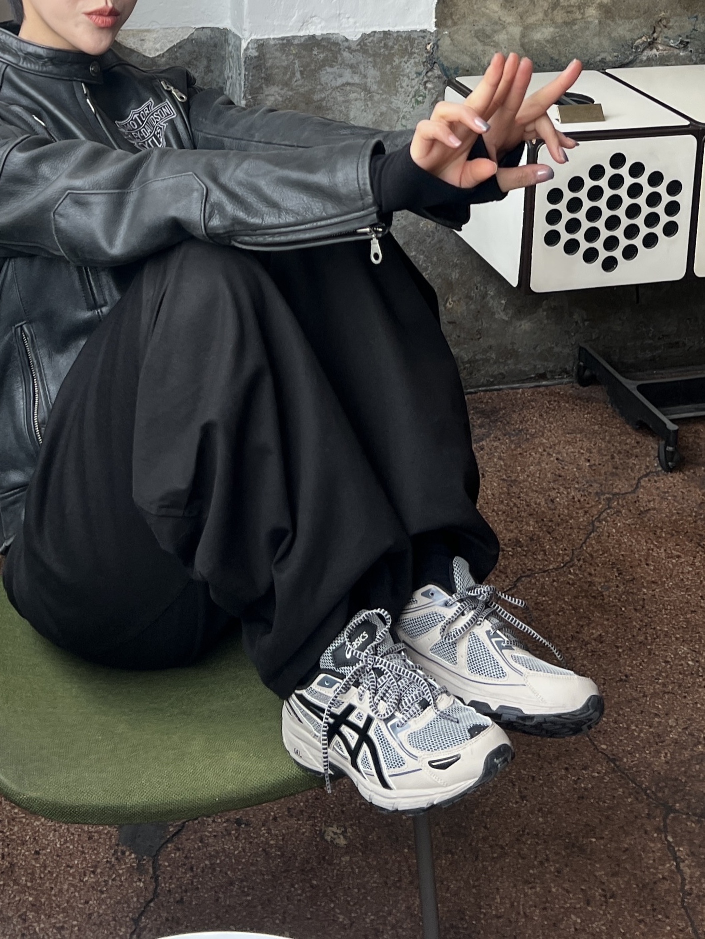 Asics Gel-Venture 6 Feather Grey Black 착용 스타일 - 2