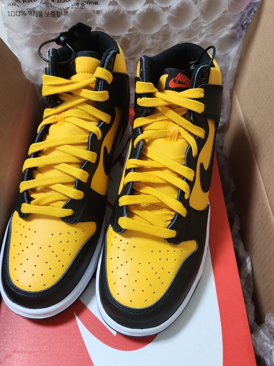 Nike Dunk High Retro University Gold and Black 착용 스타일 - 1
