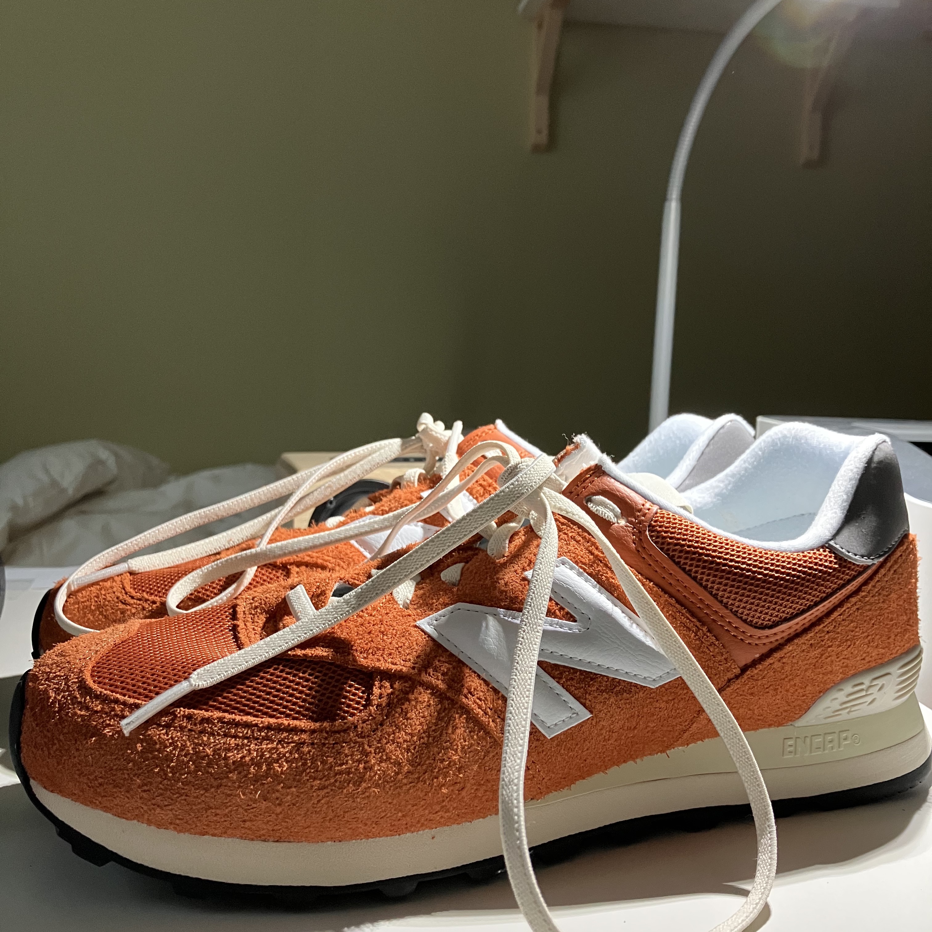 New Balance 574 Heritage Orange Burst White 착용 스타일 - 2