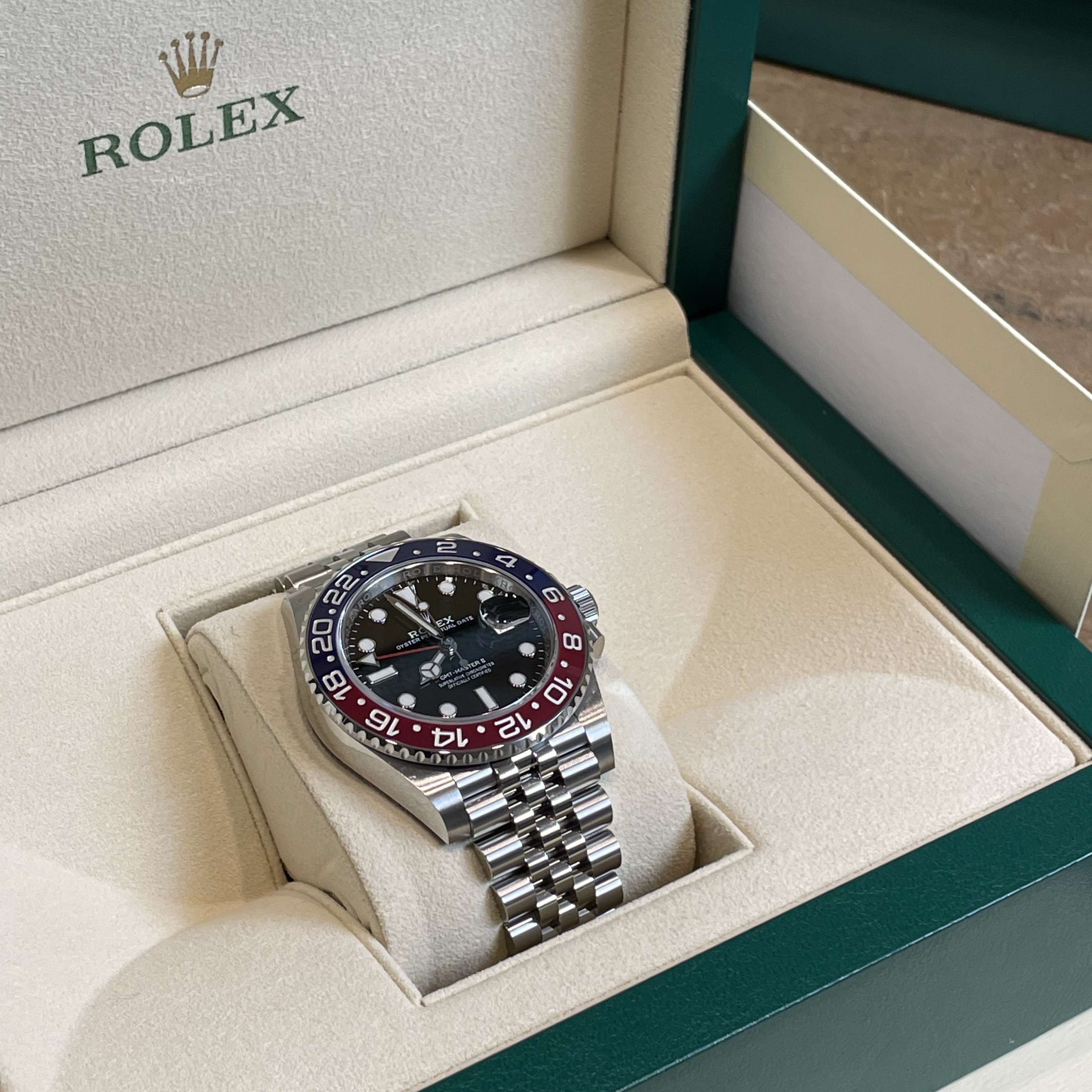 Rolex GMT-Master II 40mm 126710BLRO Black Jubilee 착용 스타일