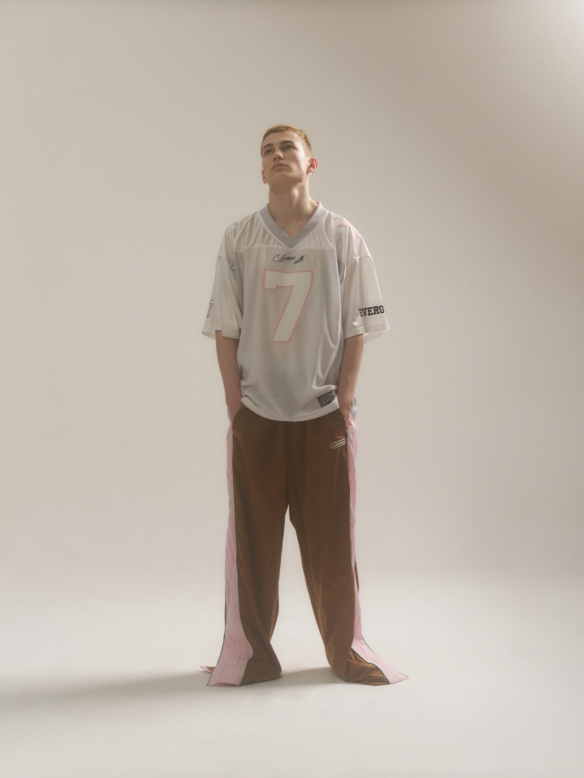 2000Archives Football T-Shirt White Pink 착용 스타일