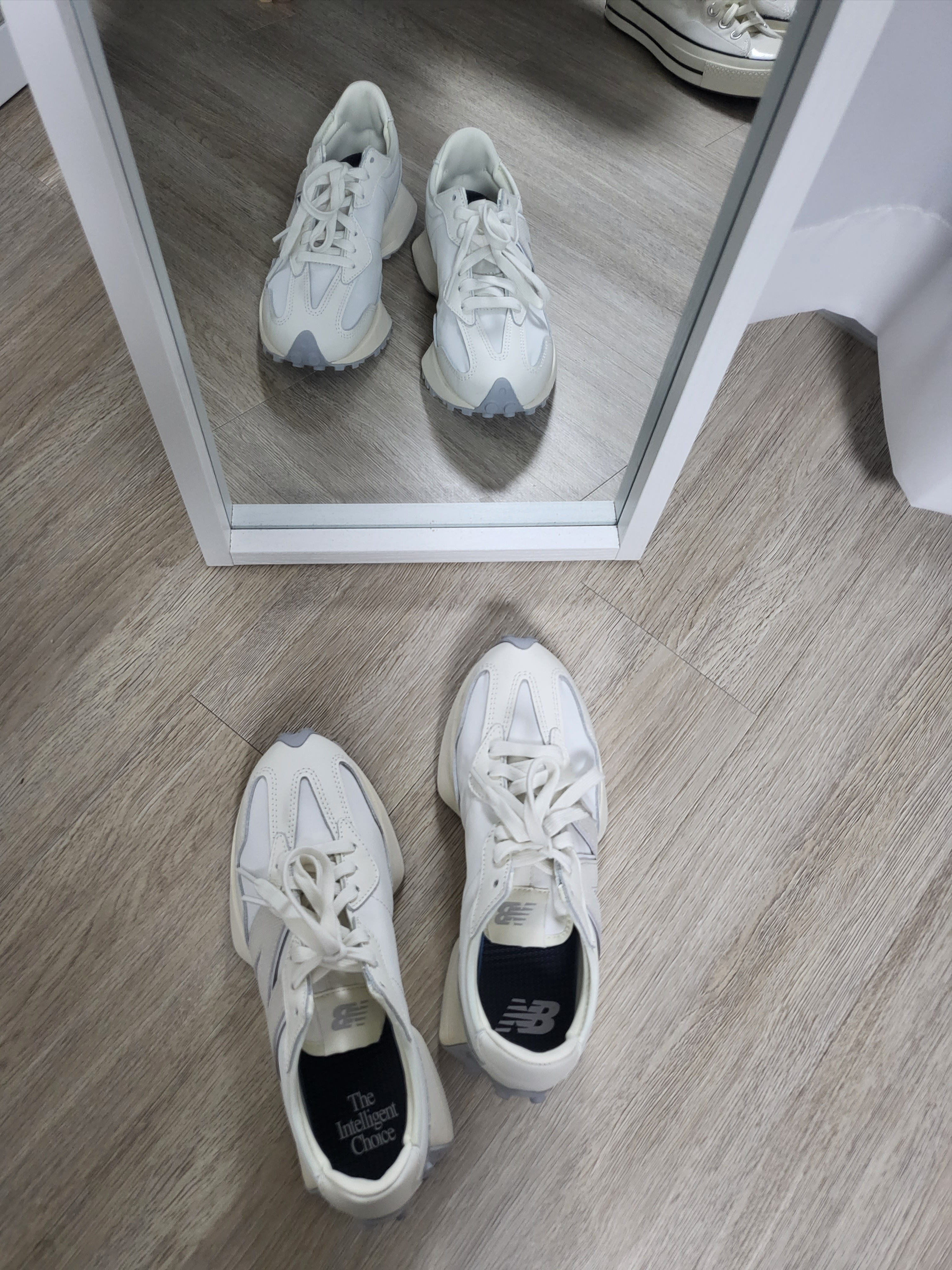 New Balance 327 Shifted White Pack 착용 스타일
