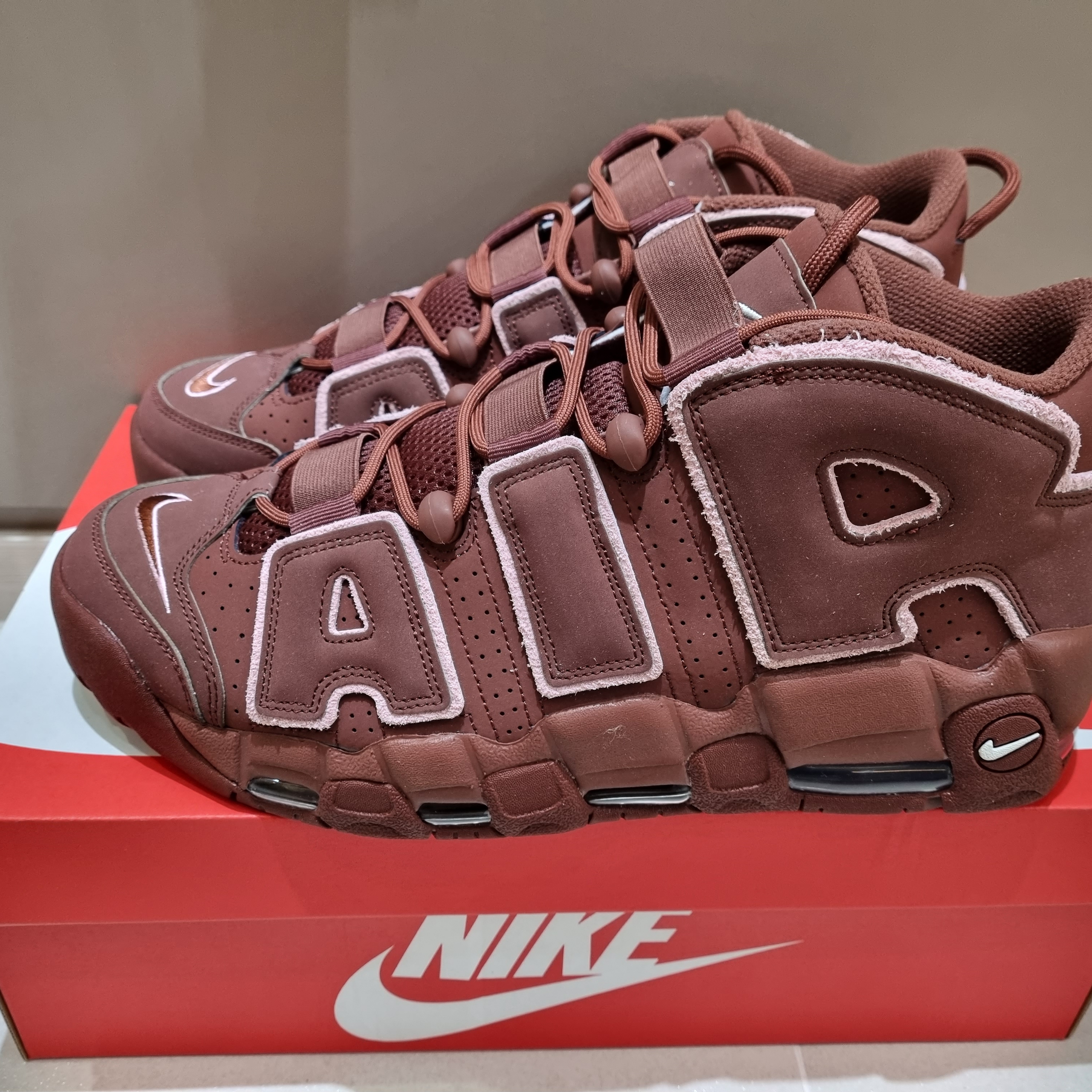 Nike Air More Uptempo 96 Dark Pony and Soft Pink 착용 스타일