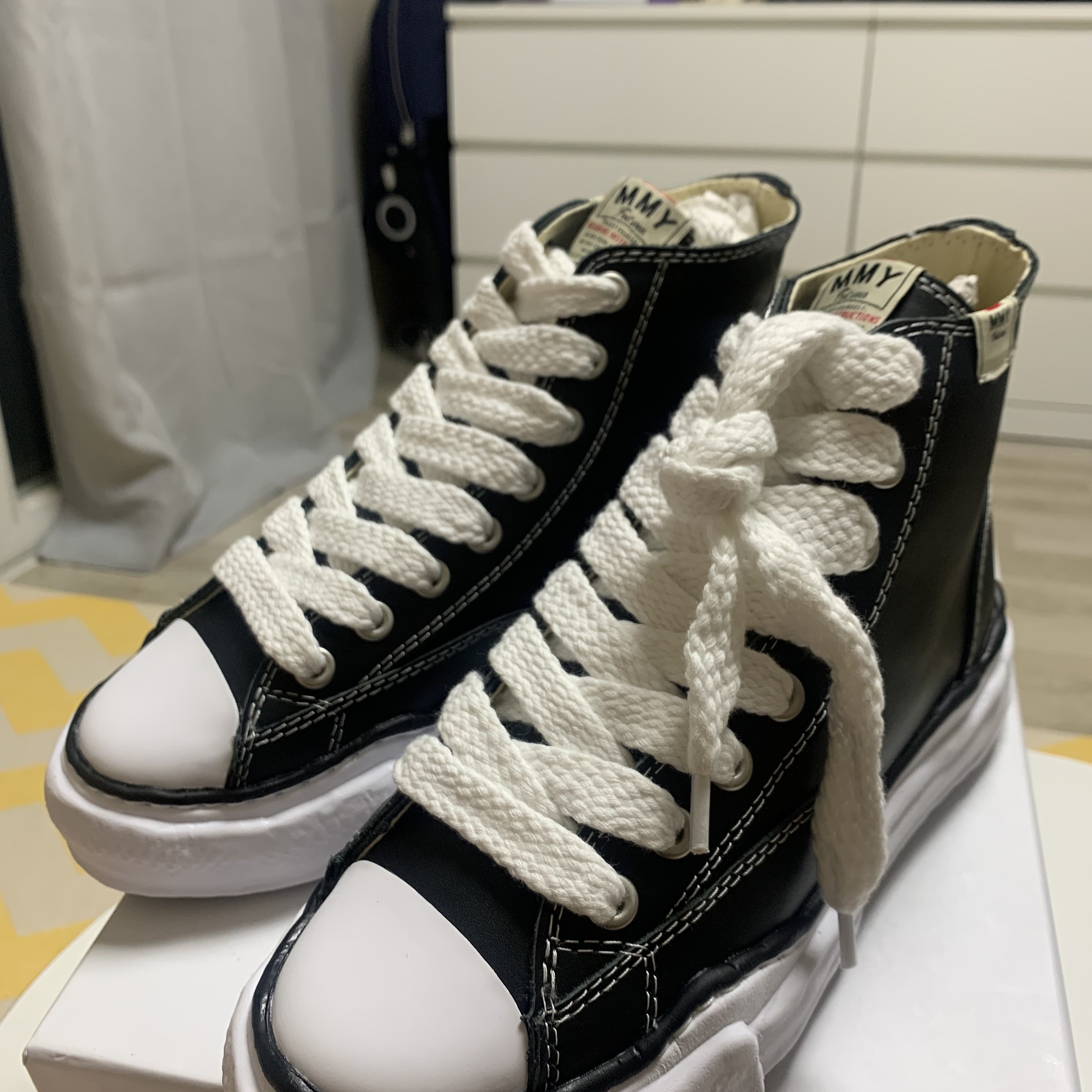 Maison Mihara Yasuhiro Peterson OG Sole Leather High-top Sneakers Black 착용 스타일 - 1