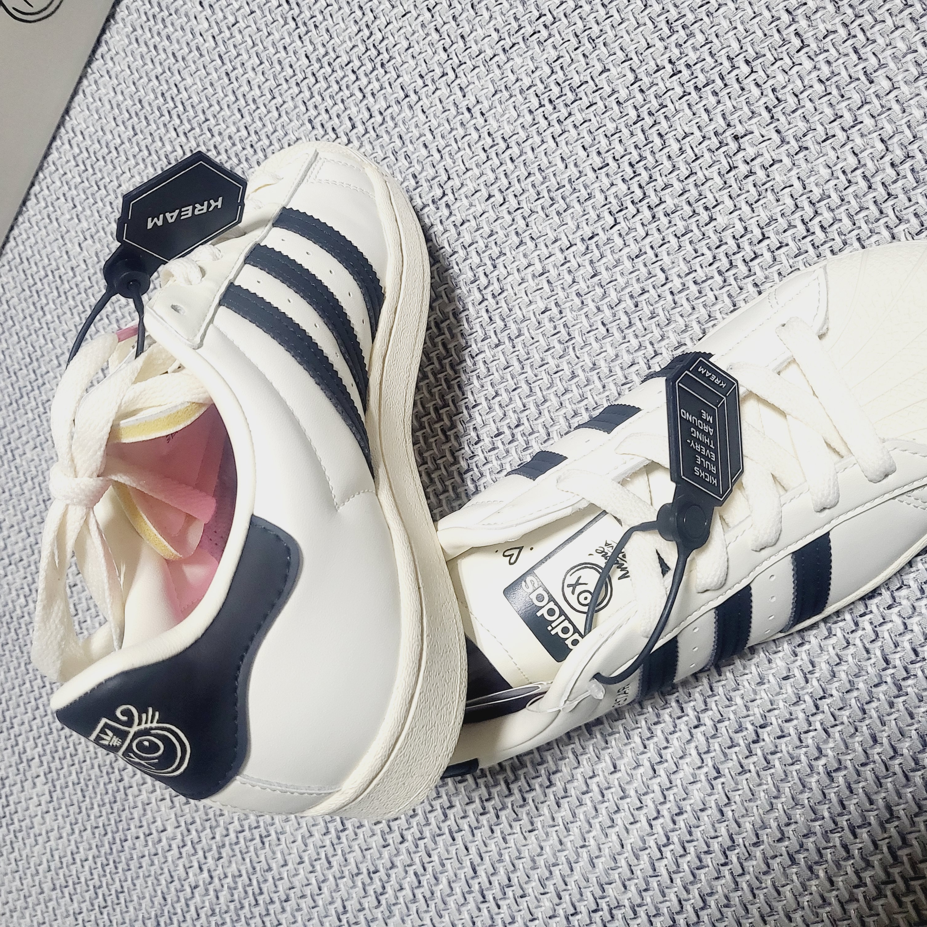 Adidas x Andre Saraiva Superstar Cream White Core Black 착용 스타일 - 3