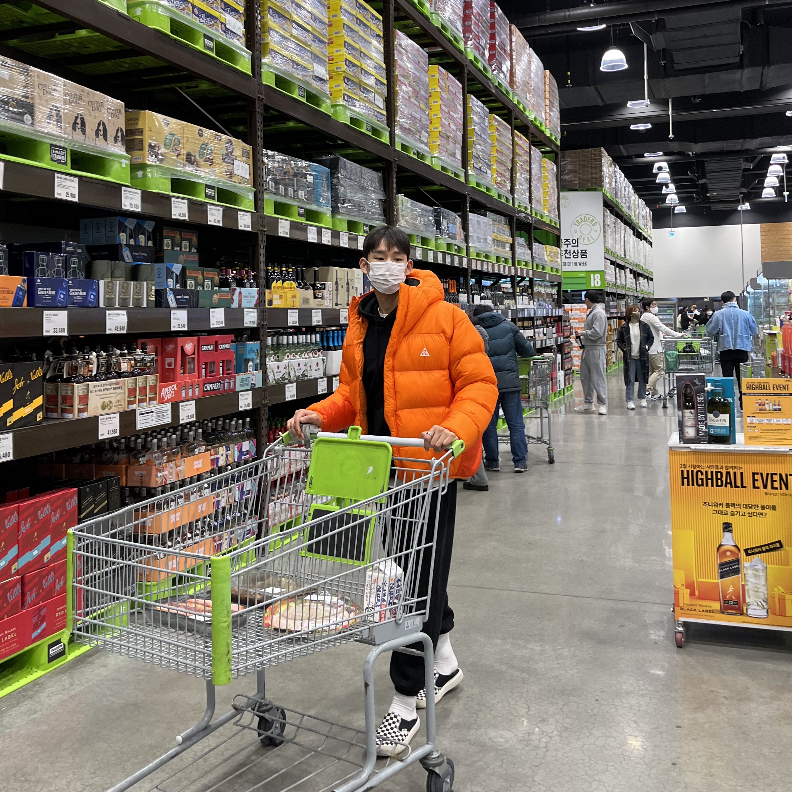 Nike ACG Therma-Fit ADV Lunar Lake Puffer Jacket Safety Orange - Asia, Vans Checkerboard Comfycush One Black 착용 스타일 - 2