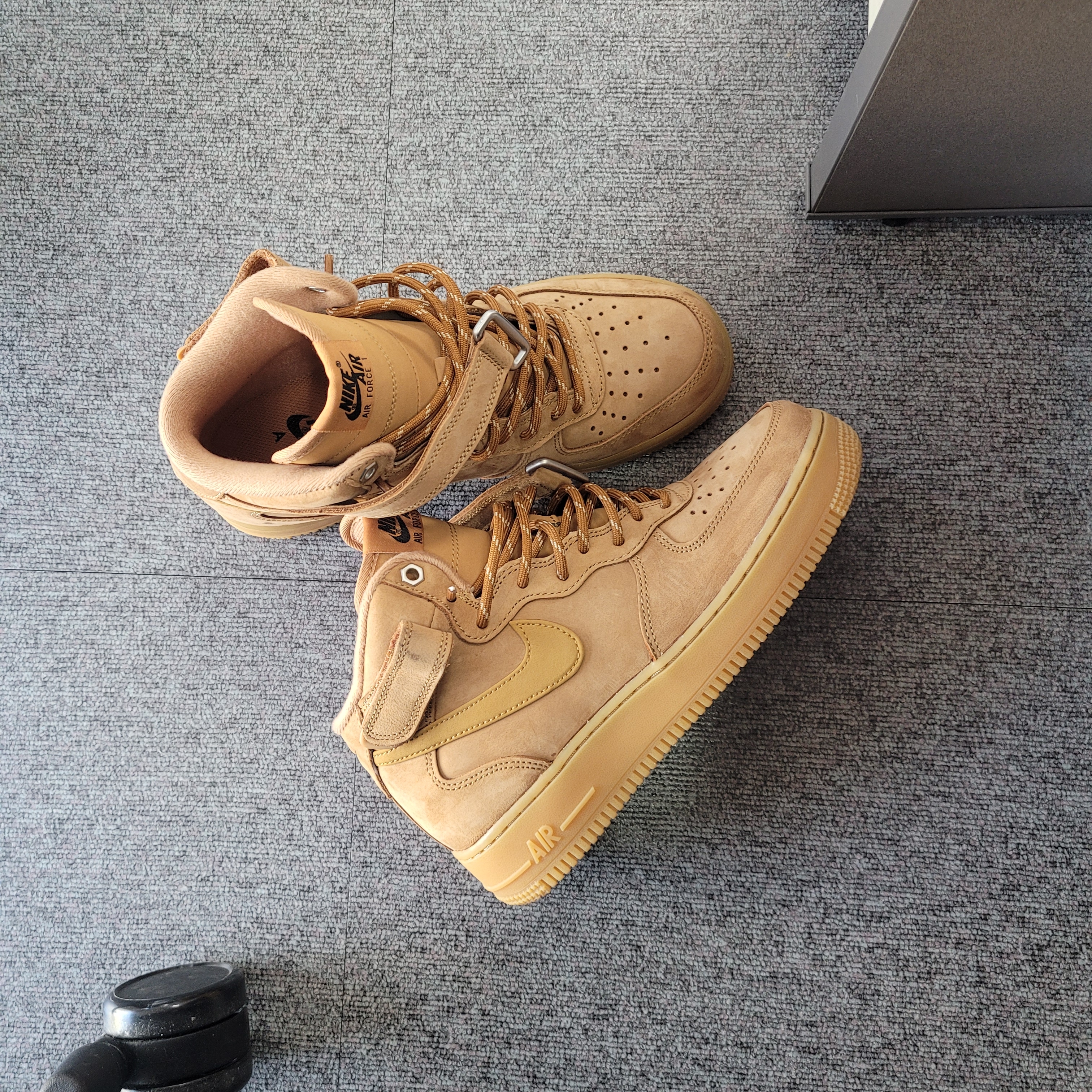 Nike Air Force 1 Mid '07 WB Flax 착용 스타일