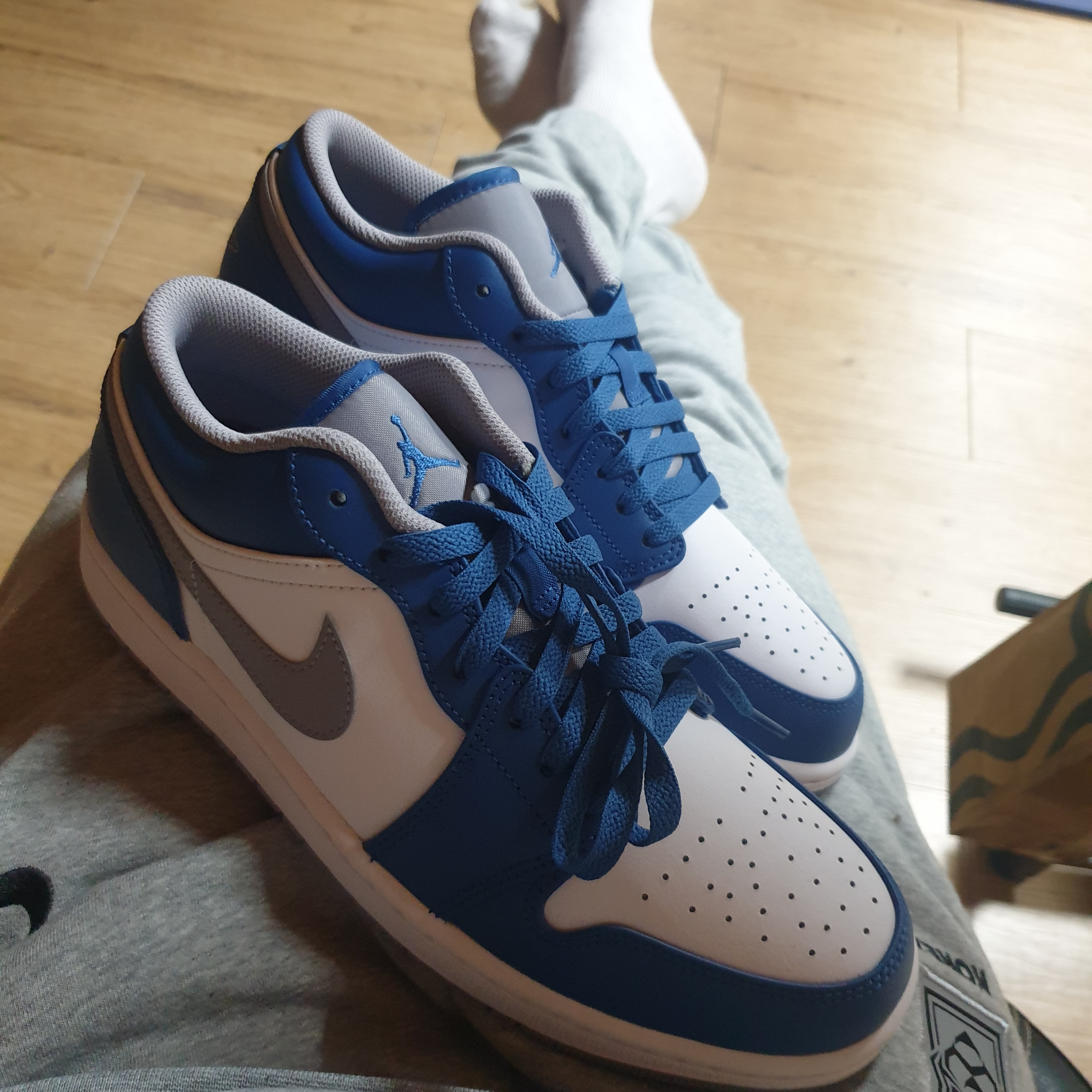 Jordan 1 Low True Blue Cement Grey 착용 스타일 - 3