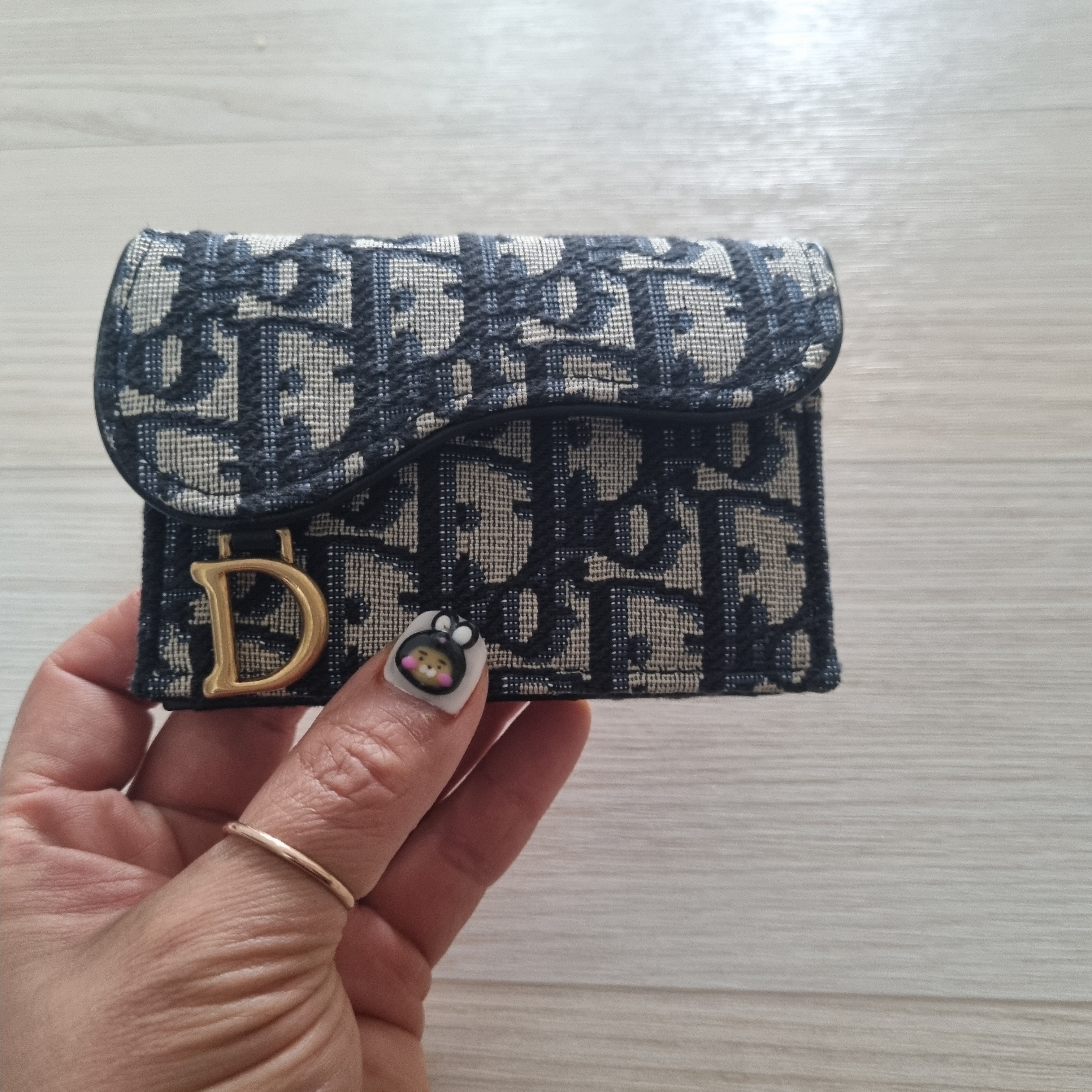 Dior Saddle Flap Card Holder Blue Dior Oblique Jacquard 착용 스타일 - 3