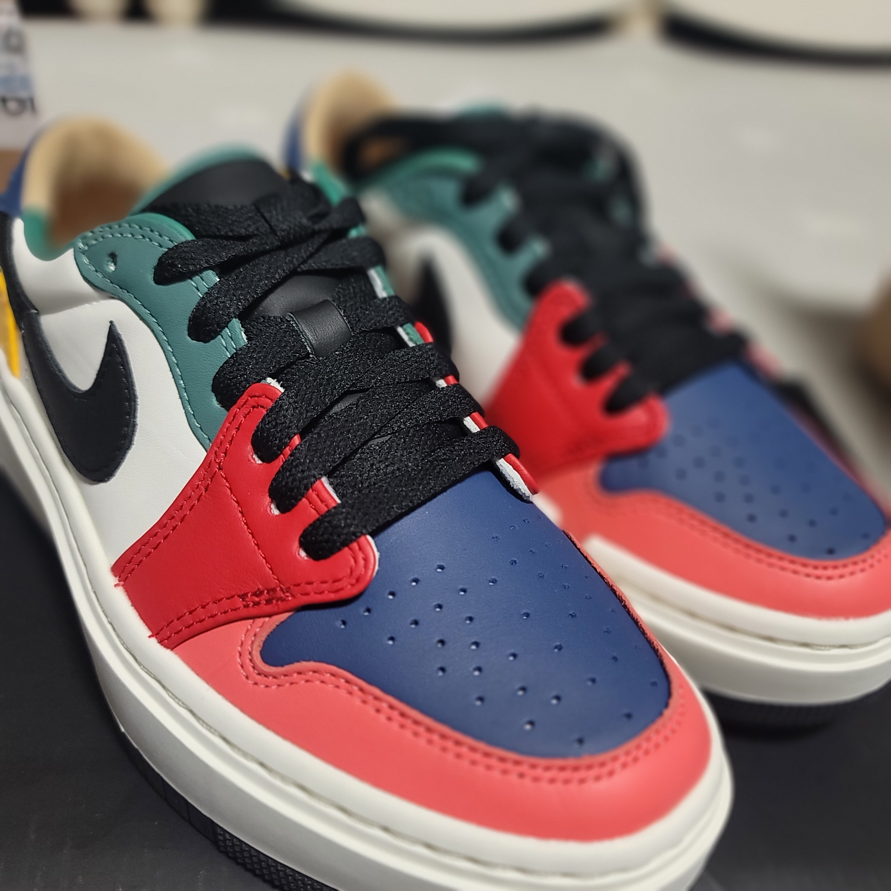 (W) Jordan 1 Elevate Low SE Fire Red Taxi 착용 스타일 - 4