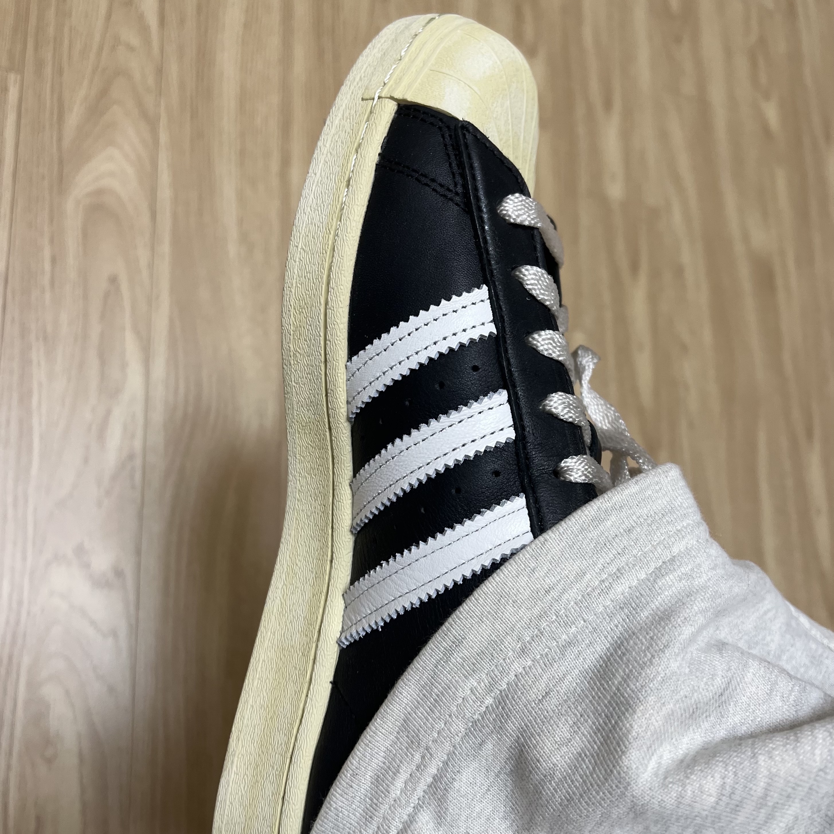 Adidas Superstar Premium Black White 착용 스타일 - 2