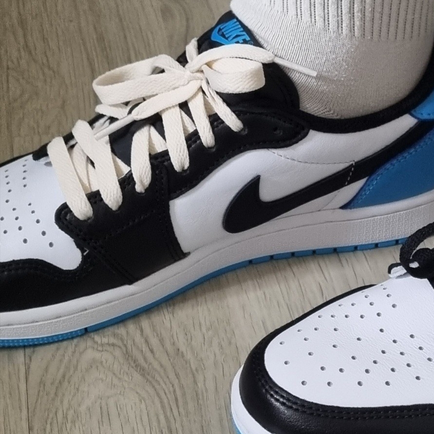 Jordan 1 Retro Low OG Black and Dark Powder Blue 착용 스타일