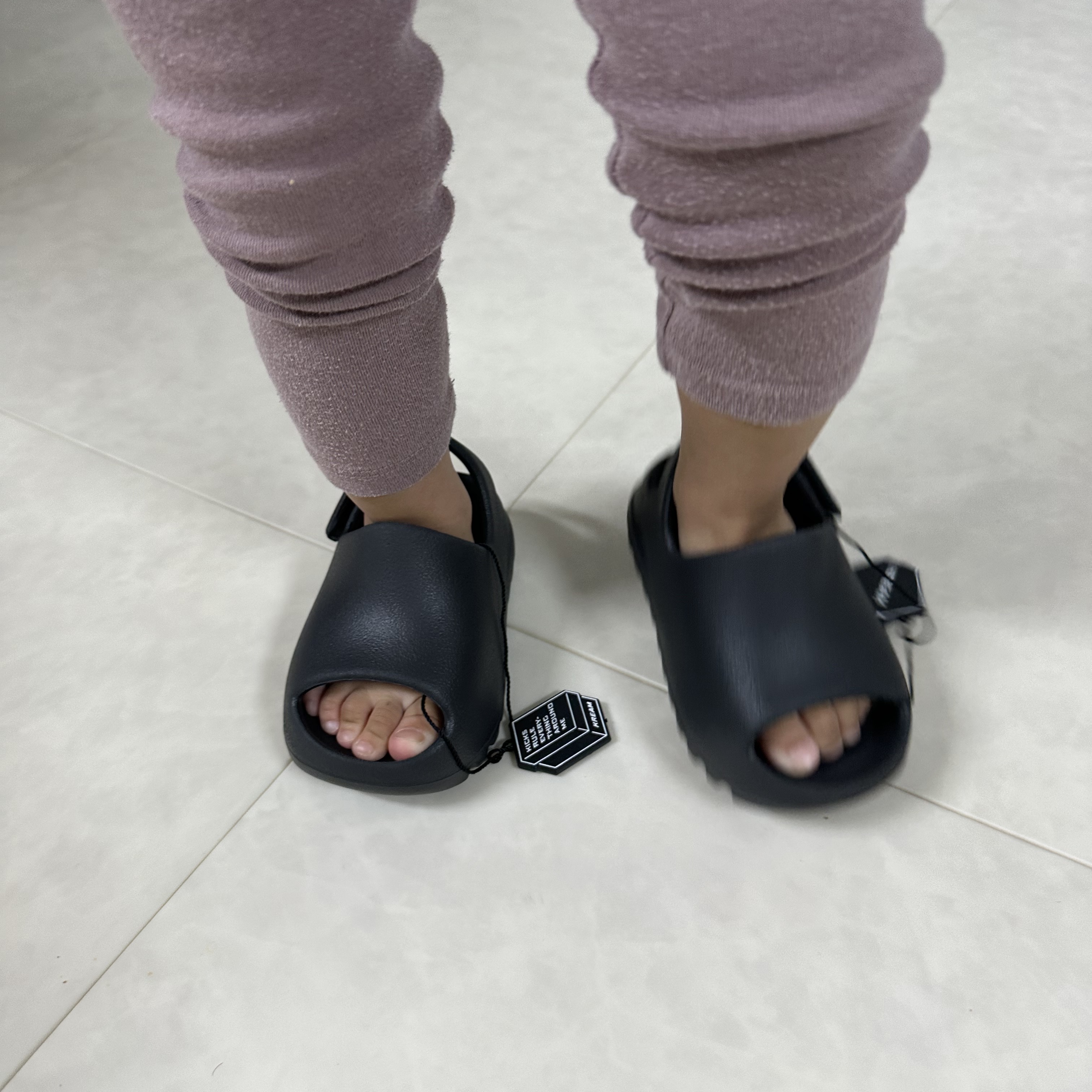 (Infant) Adidas Yeezy Slide Onyx 착용 스타일