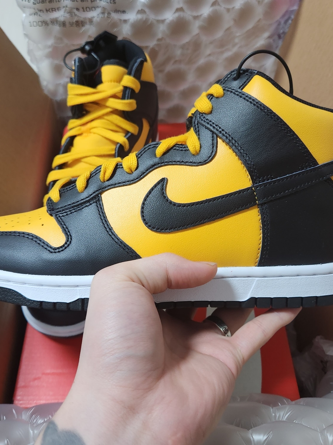 Nike Dunk High Retro University Gold and Black 착용 스타일 - 2