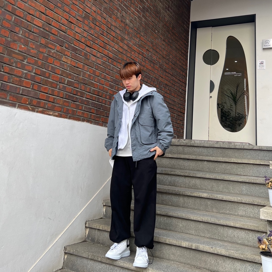 Alexander McQueen Oversized Sneakers White Black, Sony WH-1000XM5 Black (Korean Ver.) 착용 스타일 - 1