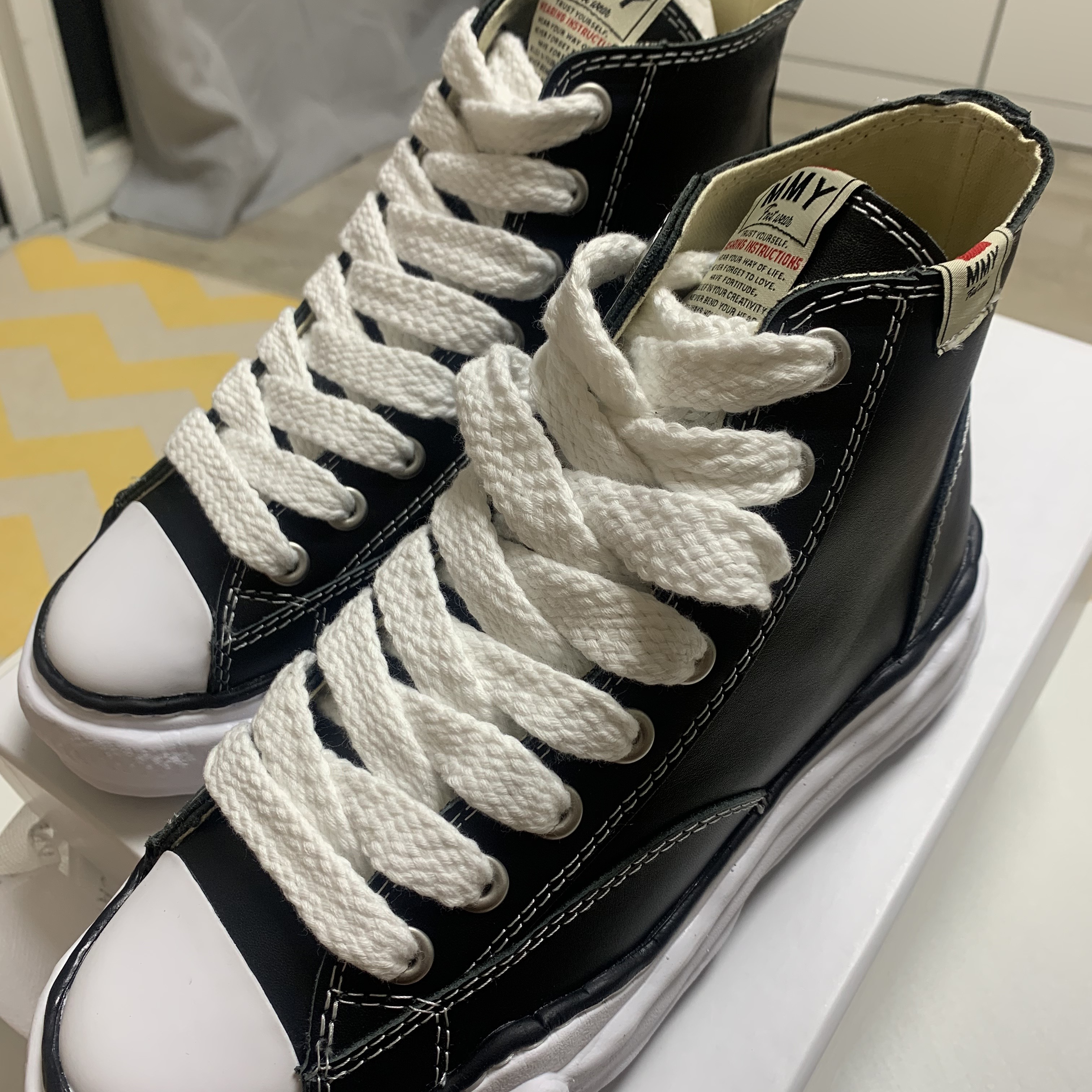 Maison Mihara Yasuhiro Peterson OG Sole Leather High-top Sneakers Black 착용 스타일 - 2