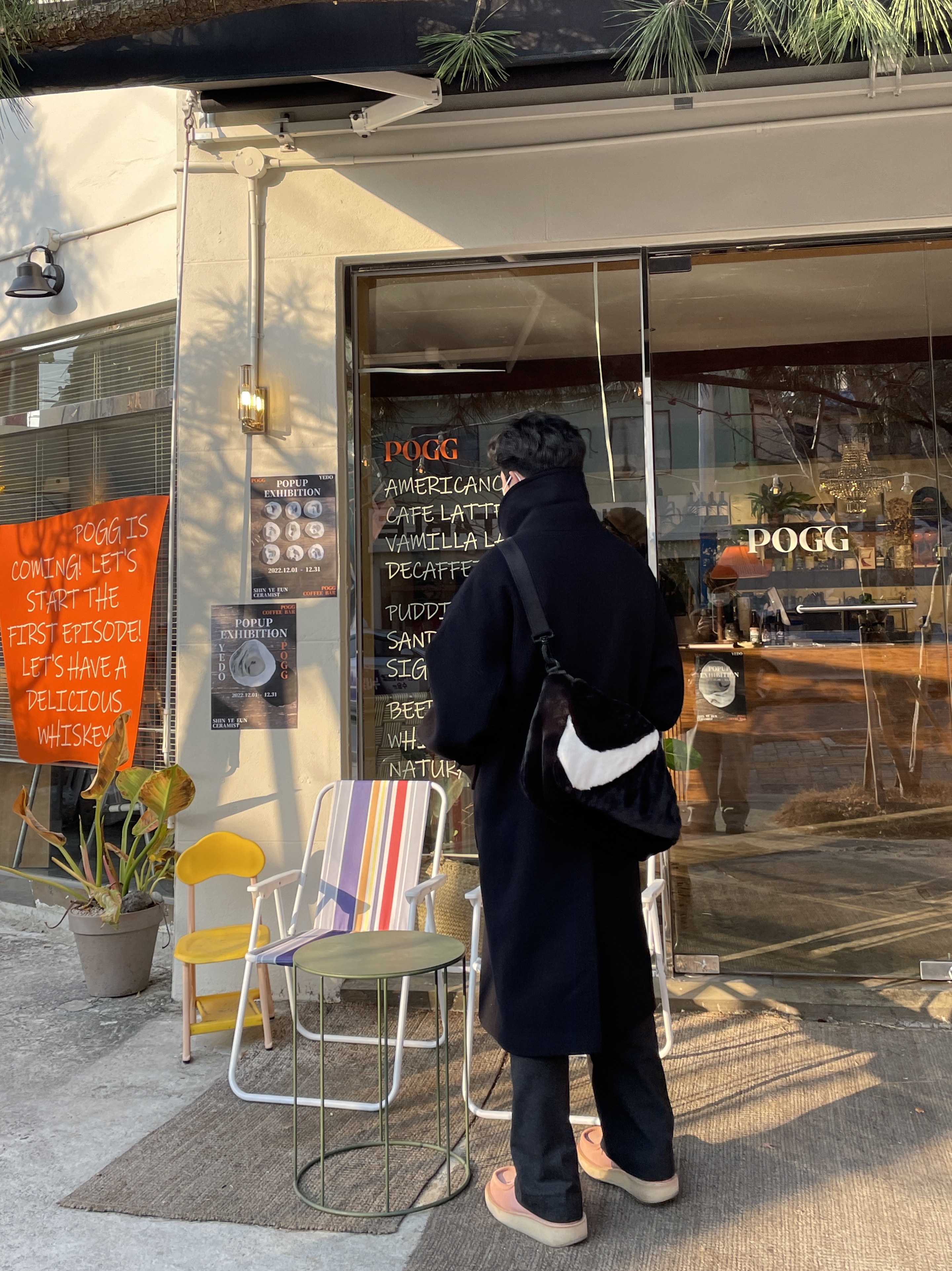 Nike NSW Faux Fur Tote Bag Black, Zara x Ader Error Wool Pants Dark Grey 착용 스타일 - 1