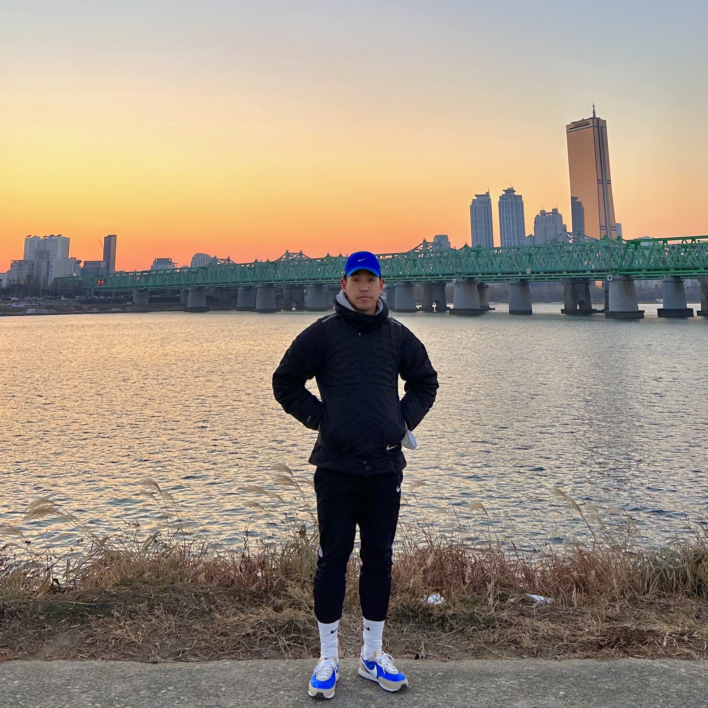 Nike Waffle Trainer 2 Hyper Royal Rattan 착용 스타일 - 1