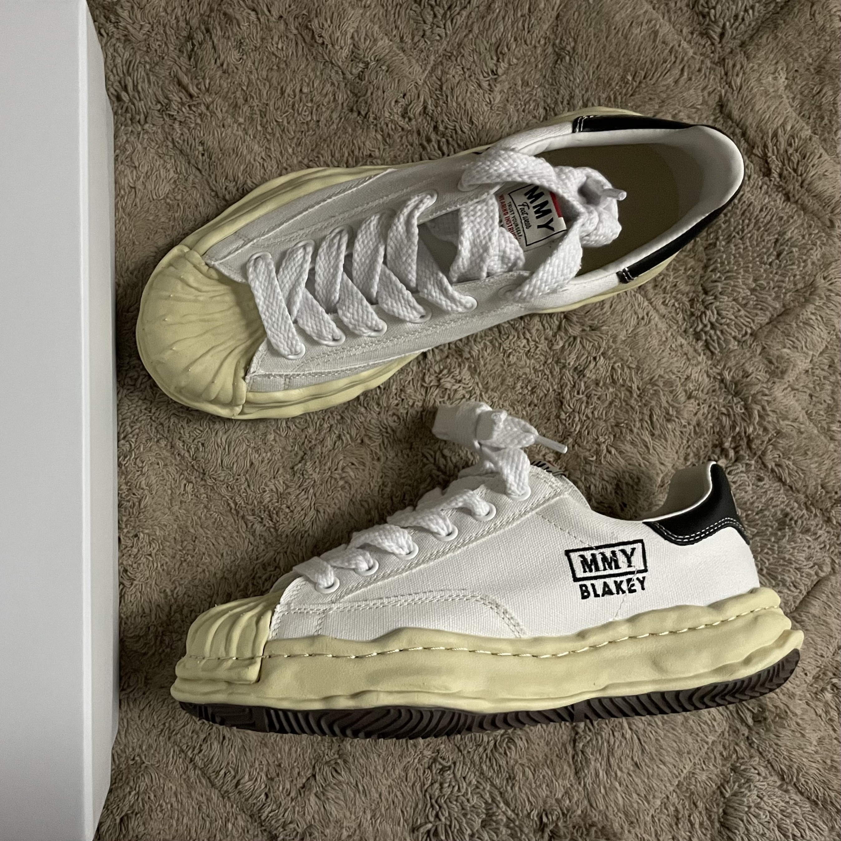 Maison Mihara Yasuhiro Blakey VL OG Sole Canvas Low-top Sneakers White 착용 스타일