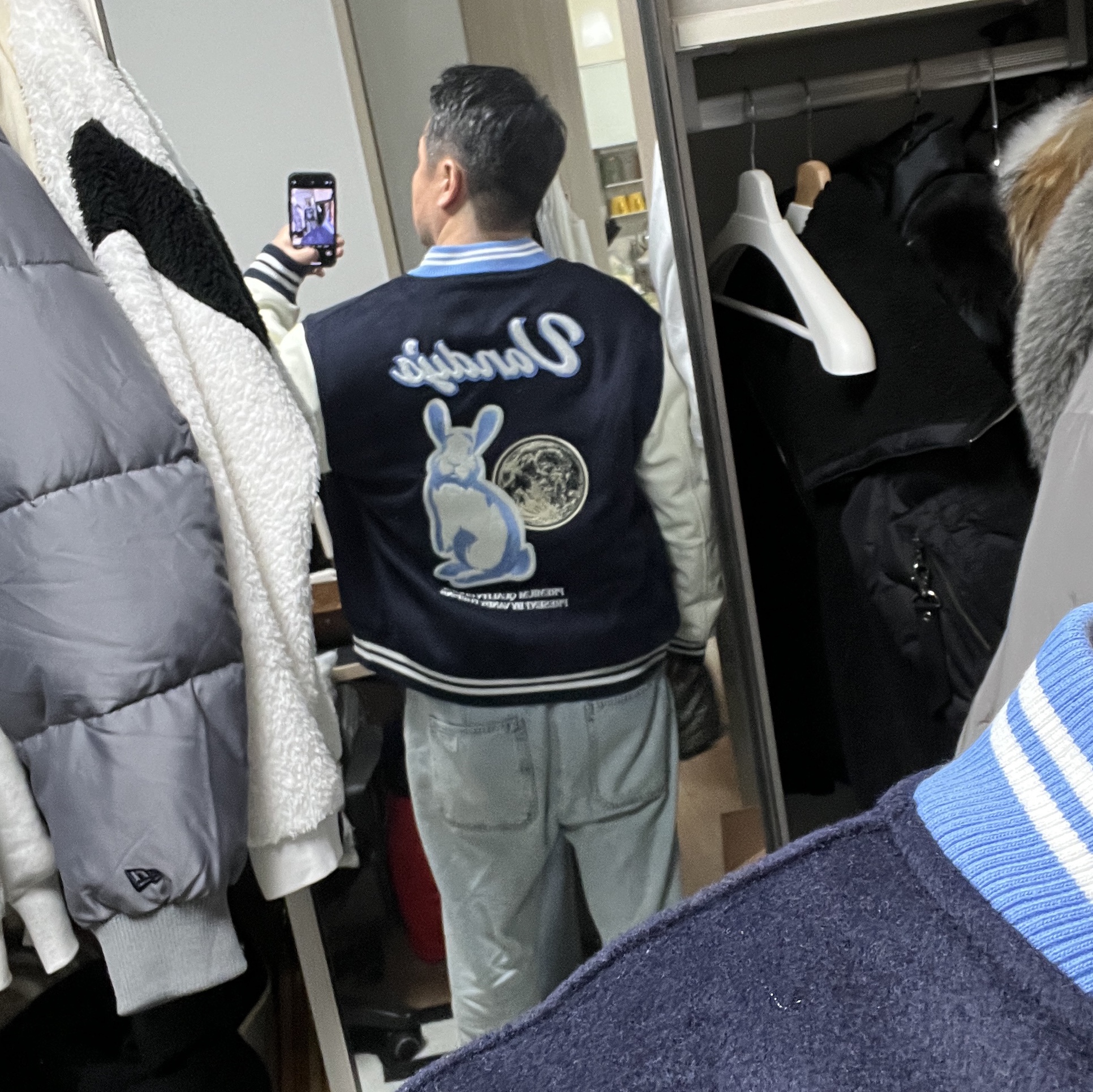 Vandy The Pink Rabbit Varsity Jacket 착용 스타일 - 2