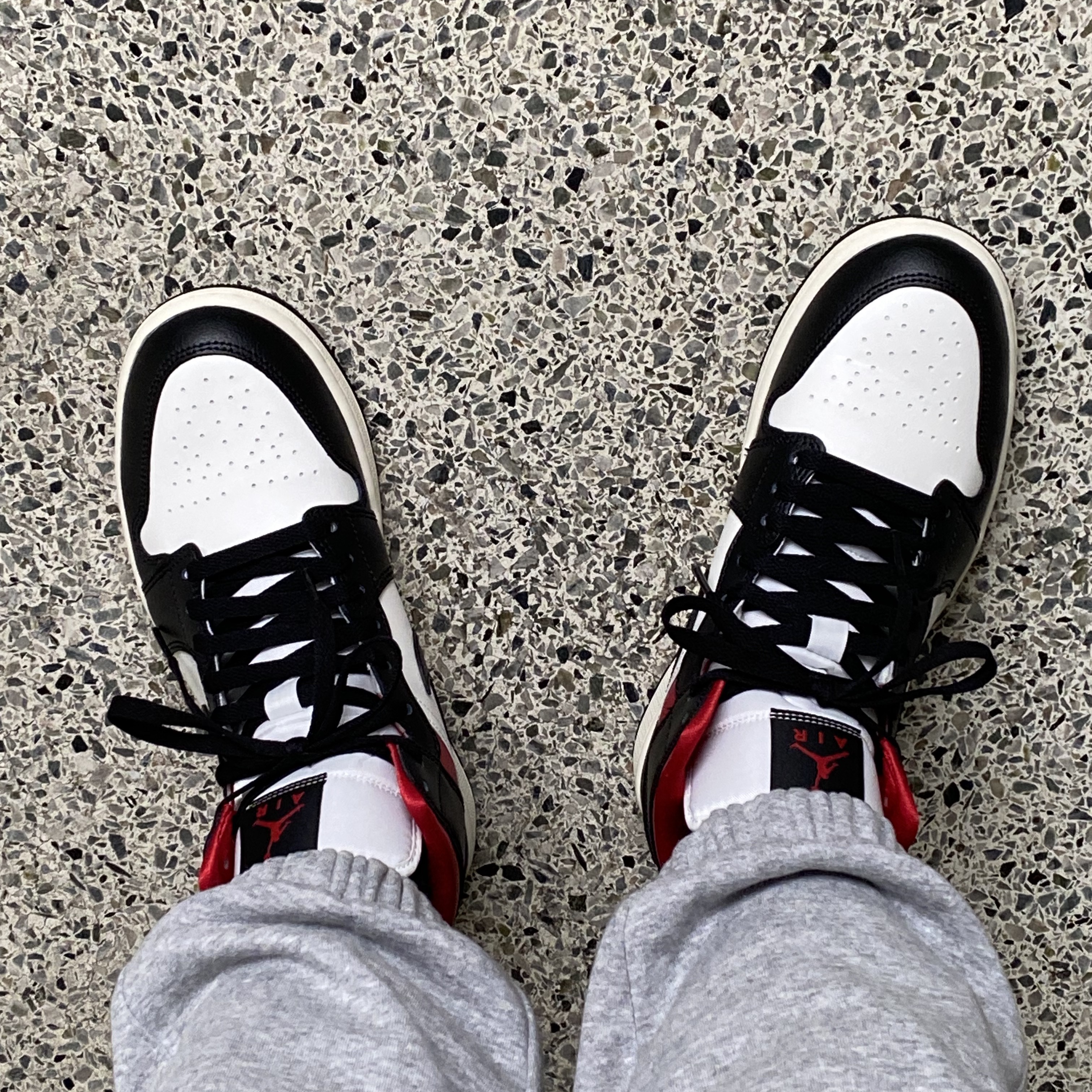 (W) Jordan 1 Mid Black Gym Red 착용 스타일 - 2