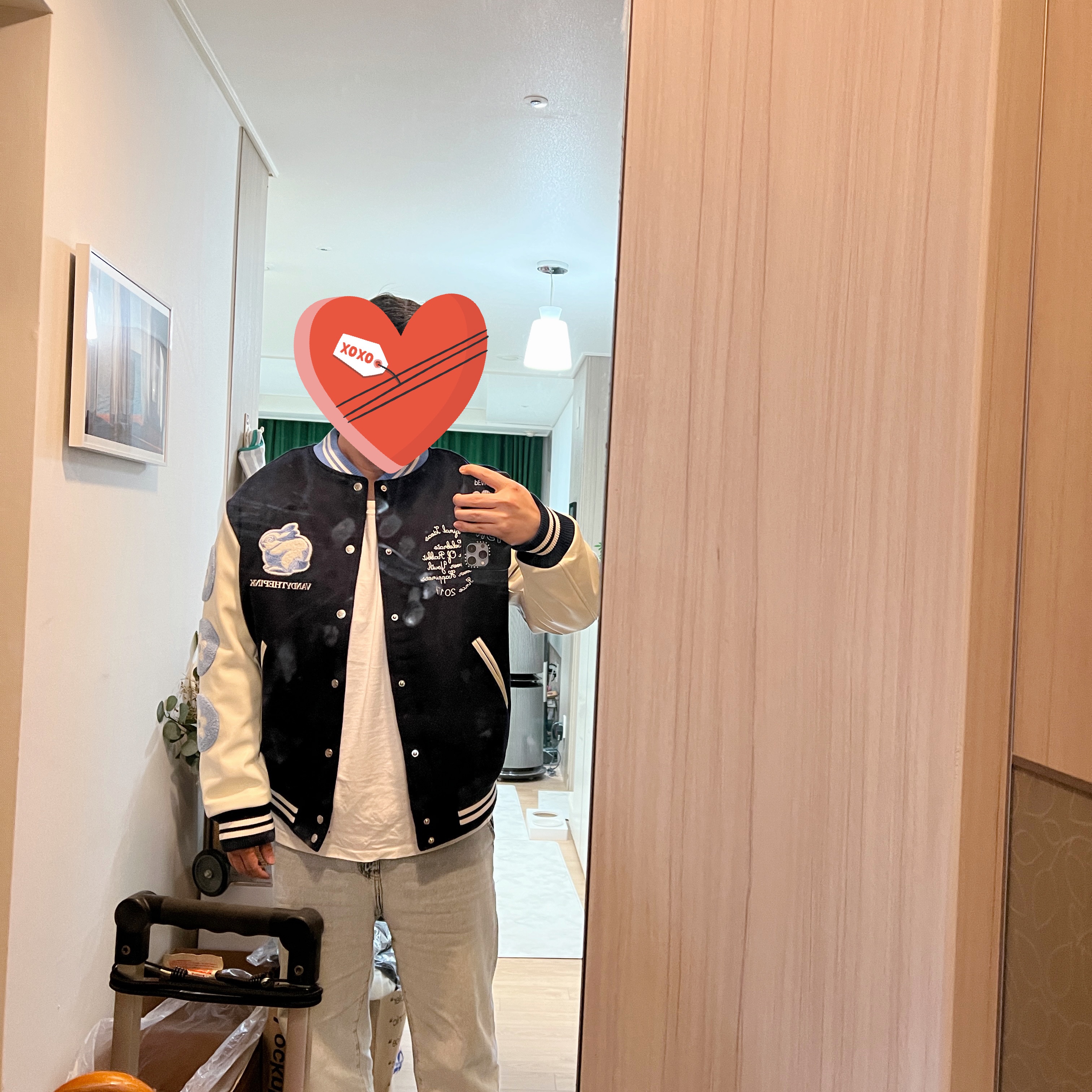 Vandy The Pink Rabbit Varsity Jacket 착용 스타일 - 1