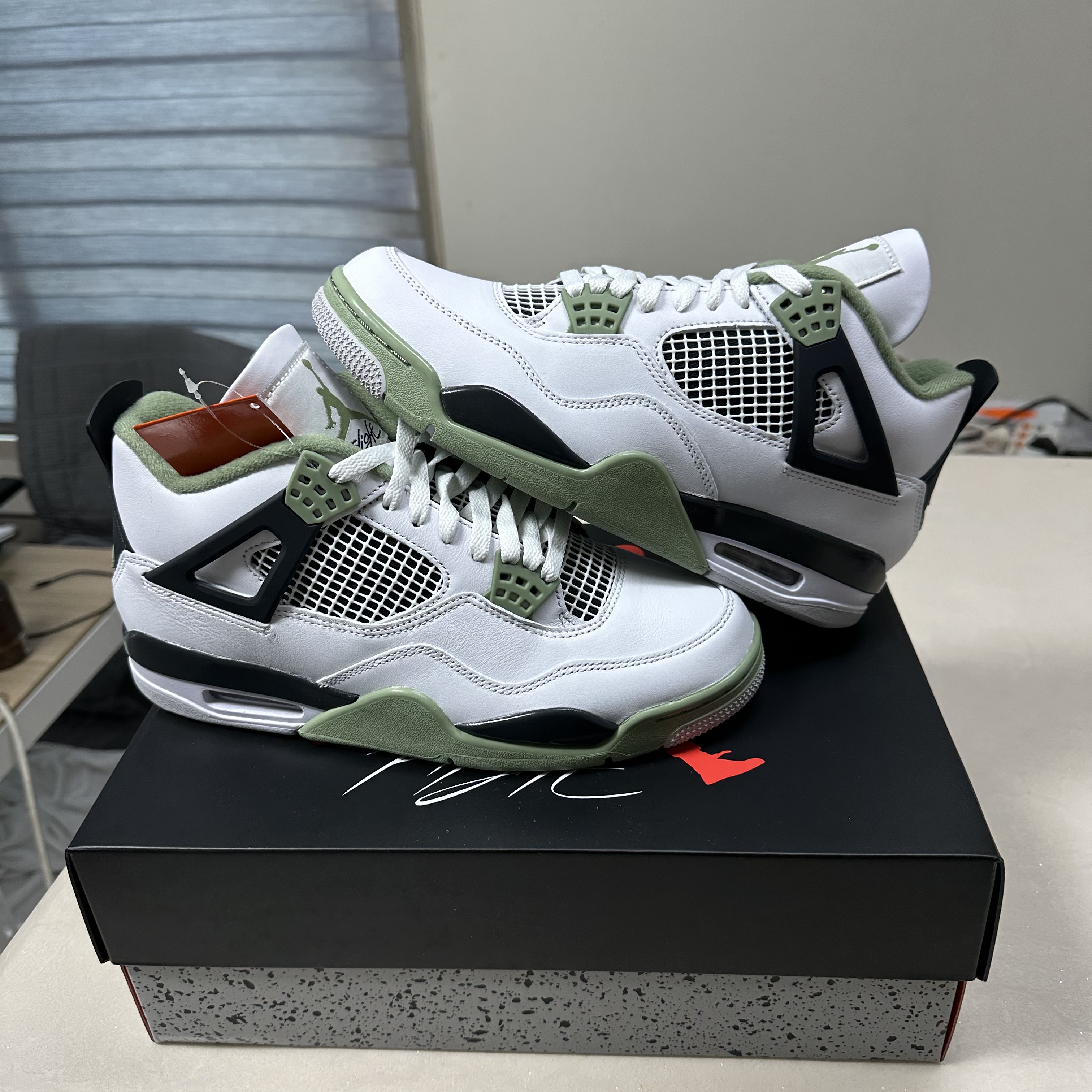 (W) Jordan 4 Retro Oil Green 착용 스타일 - 1