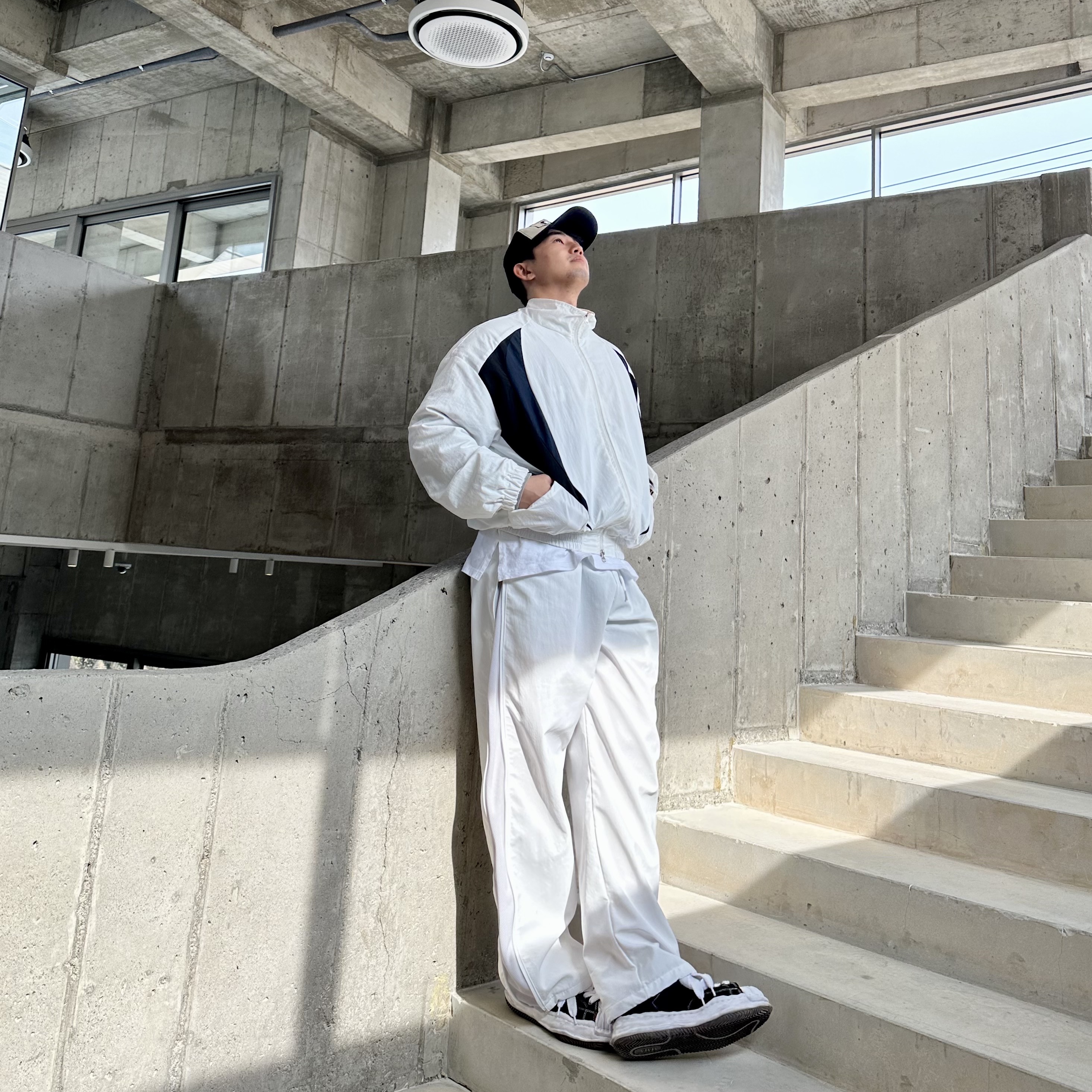 Maison Mihara Yasuhiro Blakey OG Sole Canvas Low-top Sneakers Black White 착용 스타일 - 1