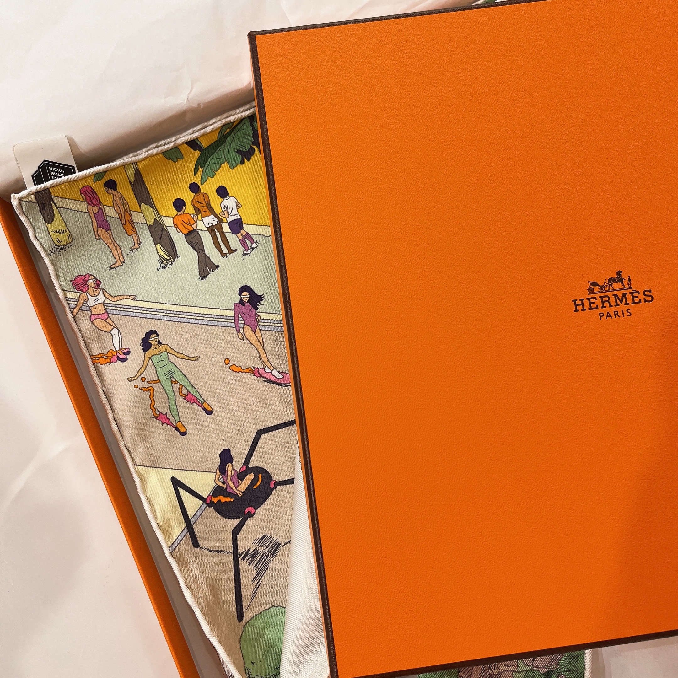 (W) Hermes on The Beach Scarf 90 Jaune Soleil Vert Multicolore 착용 스타일