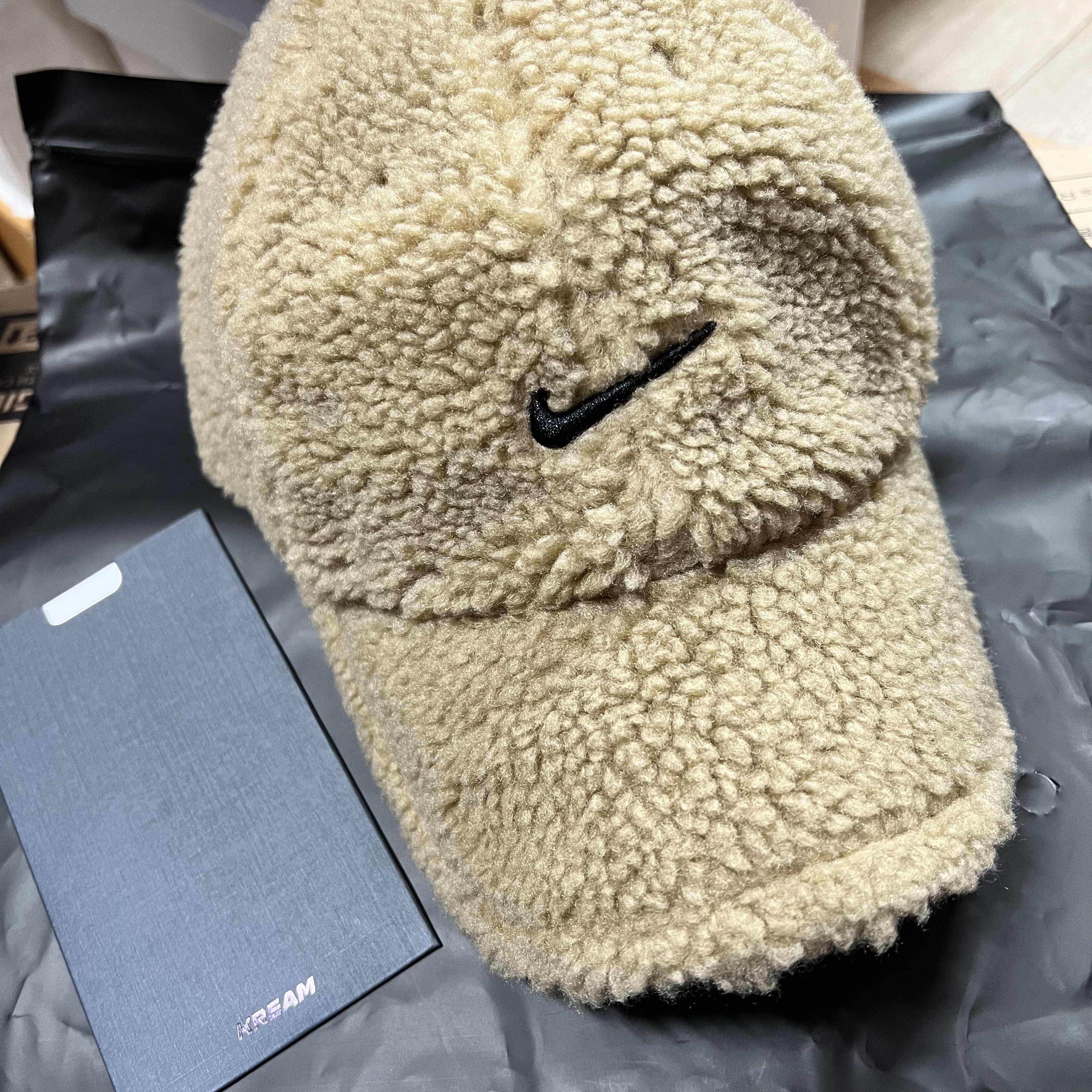 Nike Heritage 86 Fleece Cap Dark Driftwood 착용 스타일