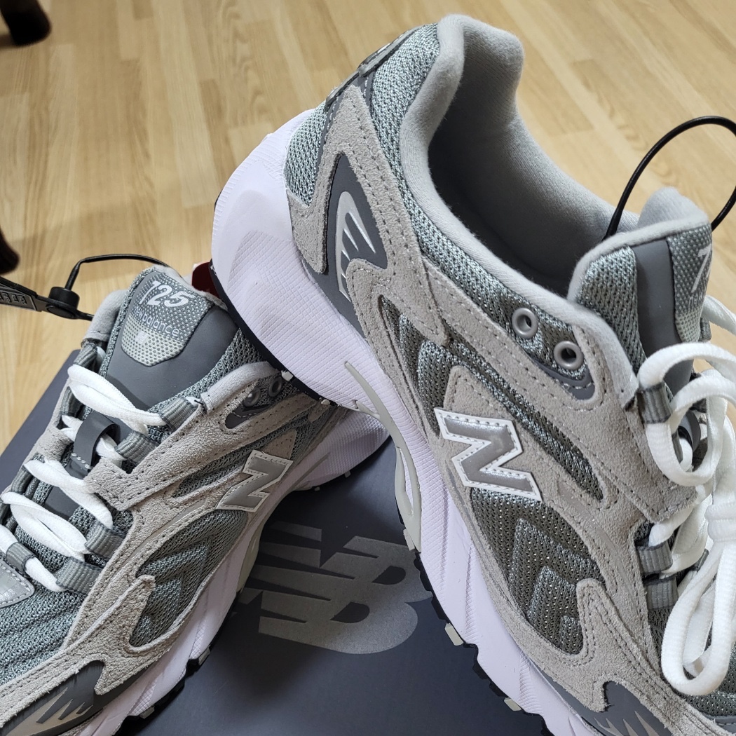 New Balance 725 Grey 착용 스타일